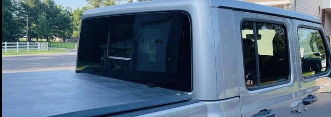 Jeep Gladiator JT Gladiator Silver Hardtop 662B589A-0C0F-4C99-8F00-54364A2F4421