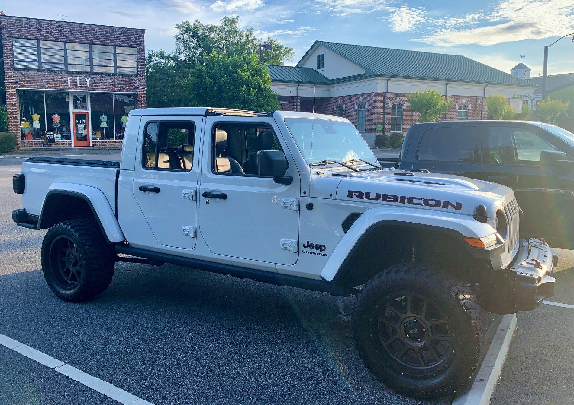 Jeep Gladiator First-Time Jeep Owner w/ Bright White JT Rubicon 61F1F0B8-5376-41F7-81B1-101F037FBD54