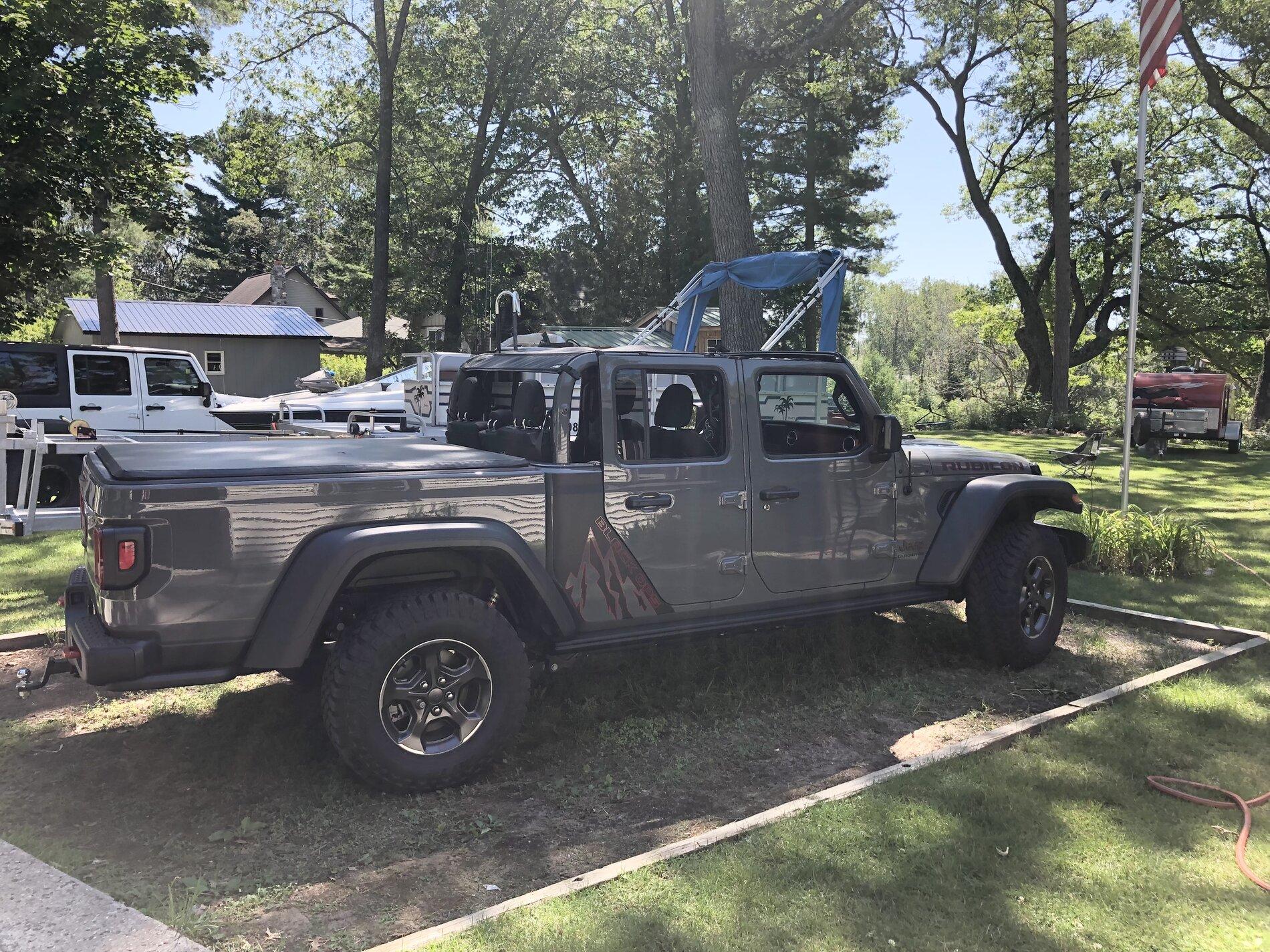 Jeep Gladiator Outside Naked  Overnight E815D8E2-A09F-4B84-940E-978A648A0511