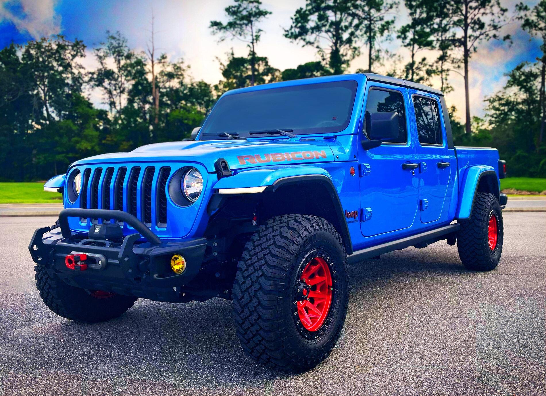 Jeep Gladiator accent color red on jeep gladiator rubicon 2E3C2053-91F4-44B1-8549-C14B47C9DA4C