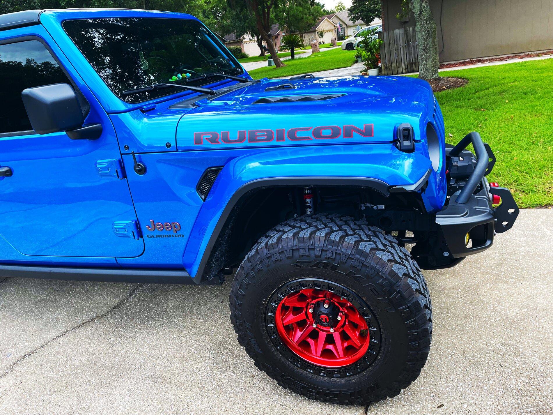 Jeep Gladiator accent color red on jeep gladiator rubicon 6904263F-D1C9-4BC2-A1F1-5EC090CDE450