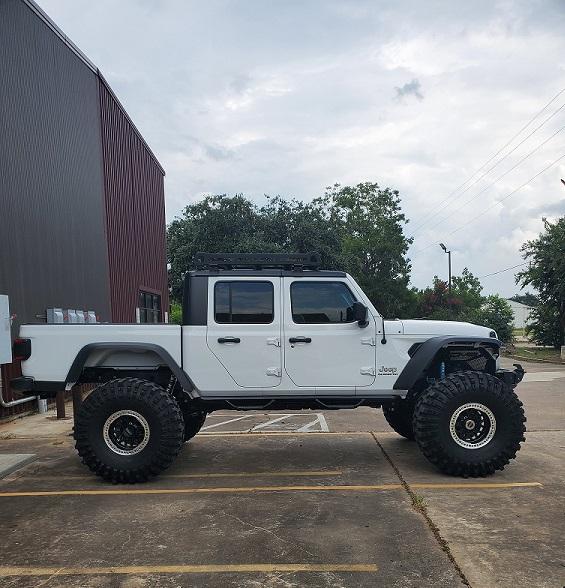 Jeep Gladiator 20' Overland - 6.5" + 43's JT11