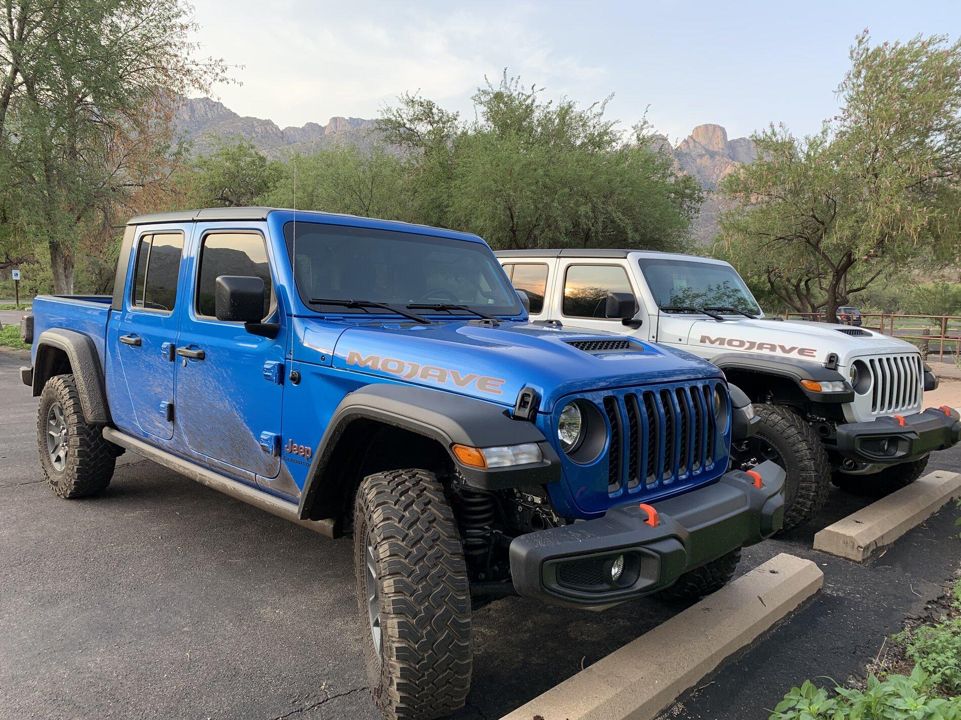 Jeep Gladiator Jeeps Parking Next To Jeeps 2B26FBB5-B453-4642-90BB-F976D1A49C4D