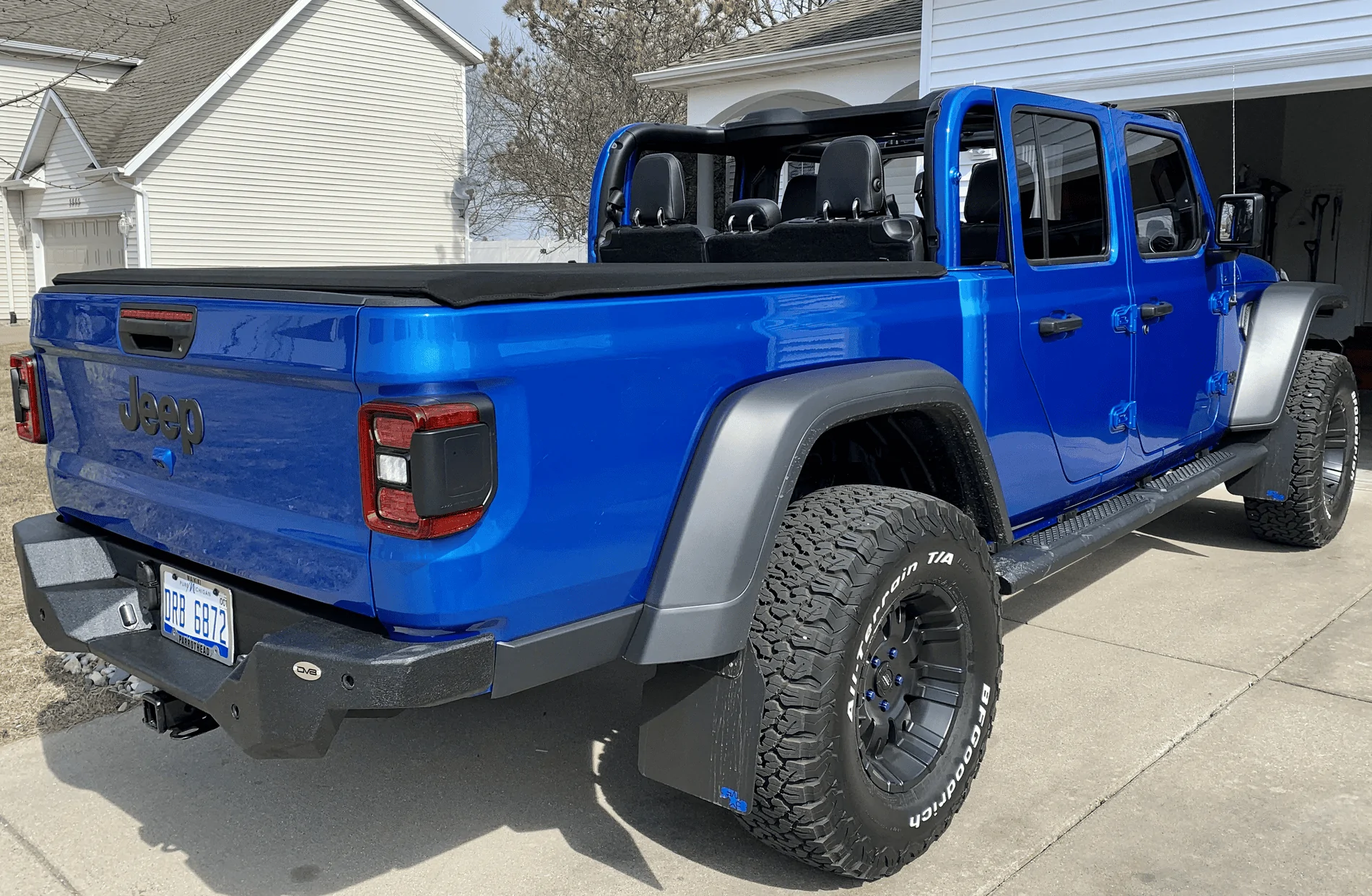 Jeep Gladiator Mopar roll up tonneau cover. Used a few months $250.00 tempImageZunR6o