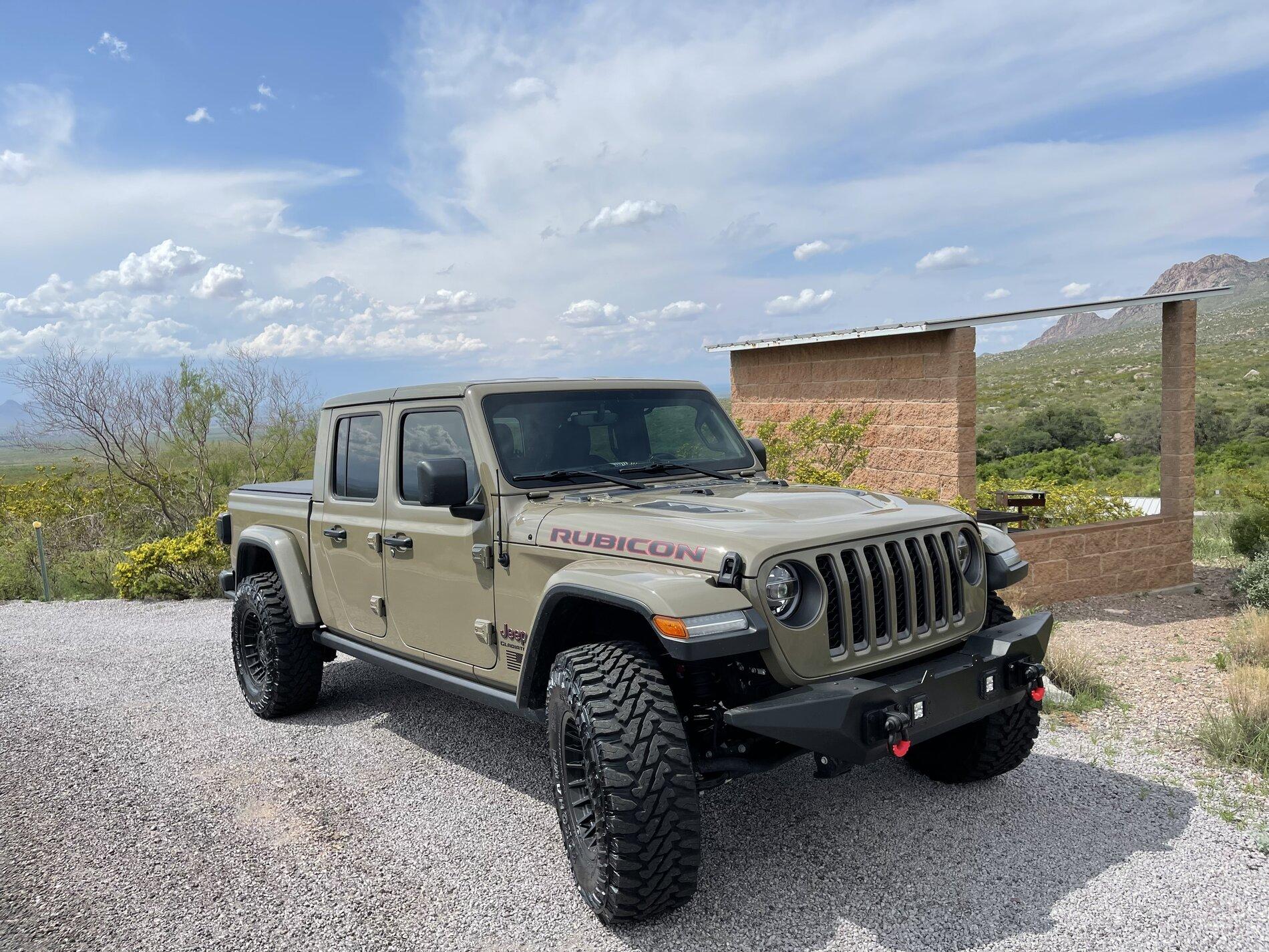 Jeep Gladiator Gladiator Glamour Shots 41786584-FBDD-48AF-8063-1247AEF683DE