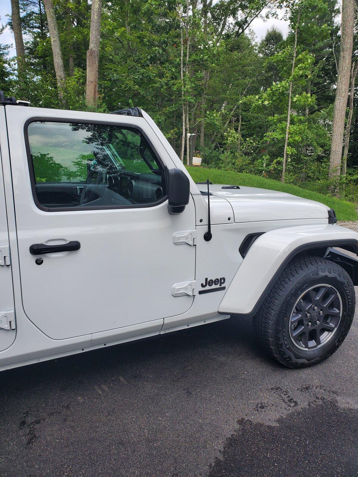 Jeep Gladiator Bright White 80th Anniversary build 20210725_164717