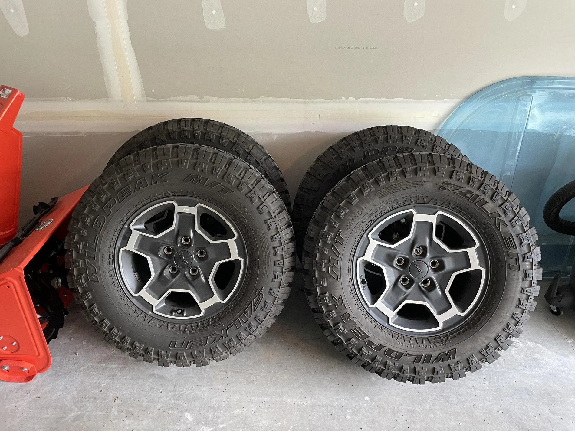 Jeep Gladiator Mojave (premium) Wheels/Tires w/spare Falken Wildpeak MT, w/TPMS IMG_3268