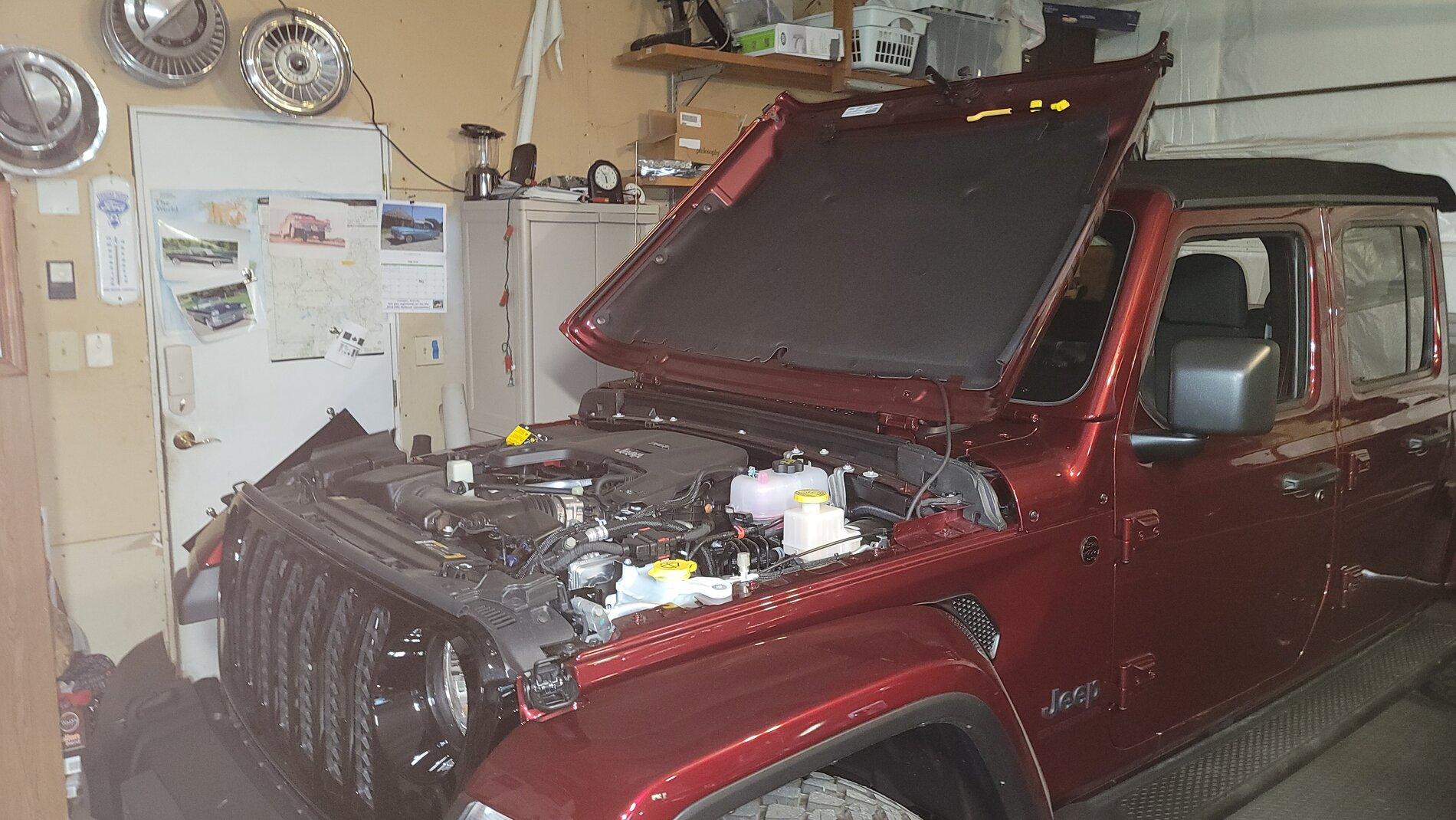 Jeep Gladiator Hood all the way back 20210726_175254