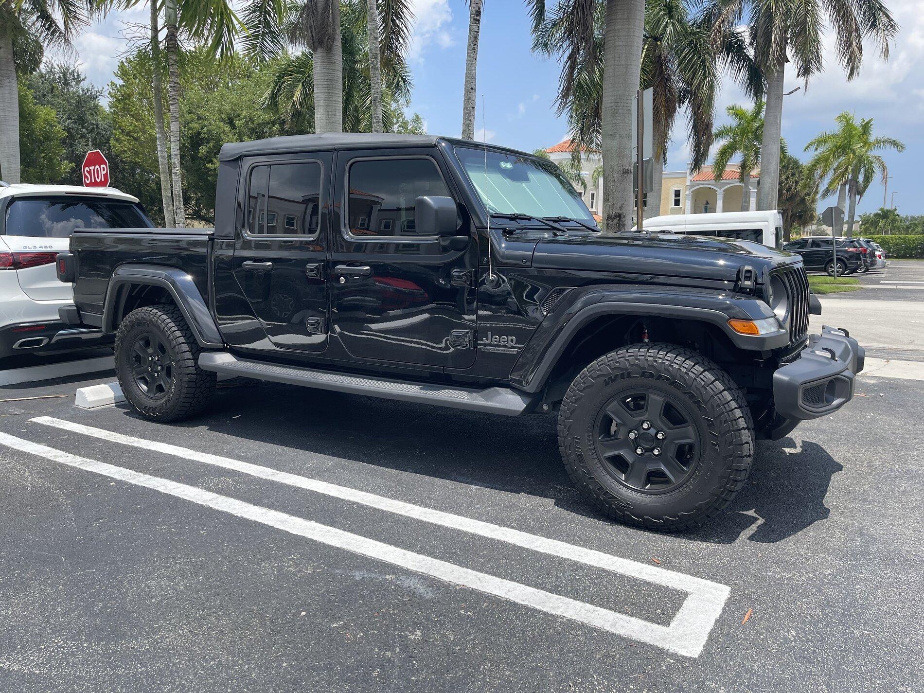 Jeep Gladiator BLACK Gladiator JT Club 1E1932C7-8B25-44FC-8542-4C1D9B5C0F3B