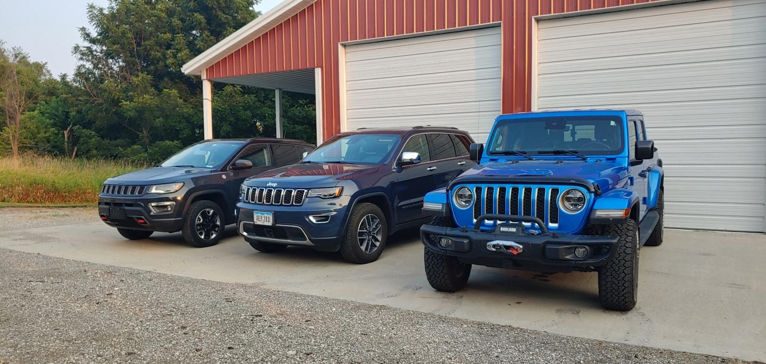 Jeep Gladiator Jeeps Parking Next To Jeeps 3-jeeps-2