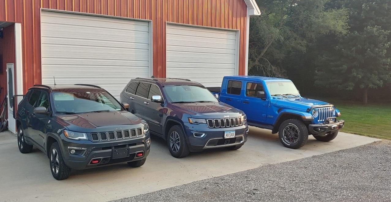 Jeep Gladiator Jeeps Parking Next To Jeeps 3-jeeps-3a