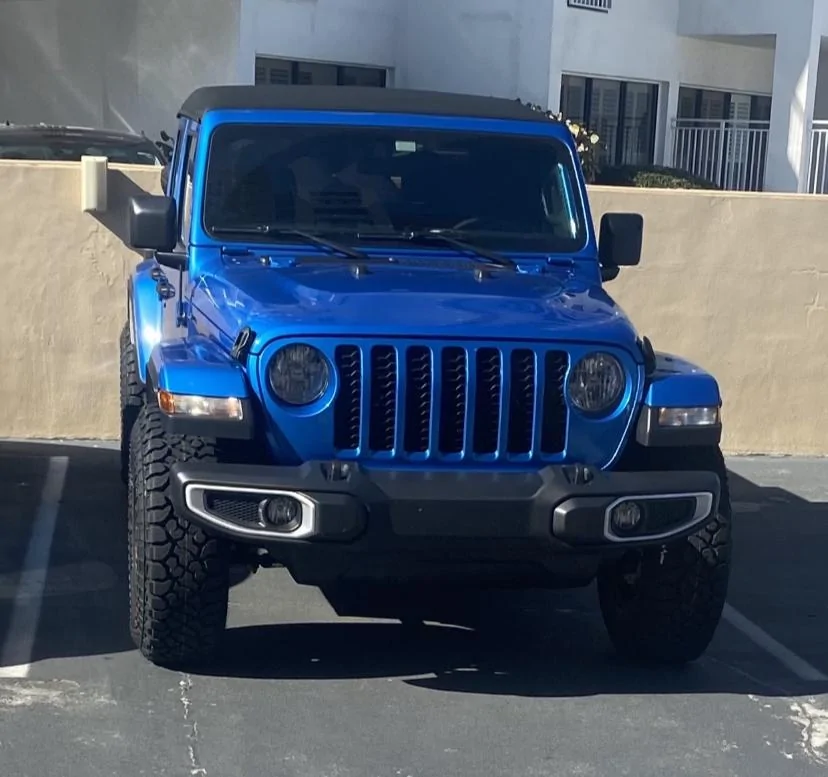 Jeep Gladiator 2021 Sport S plastic front bumper 66646E7A-43E5-4A9C-9B4F-06B5C972642B