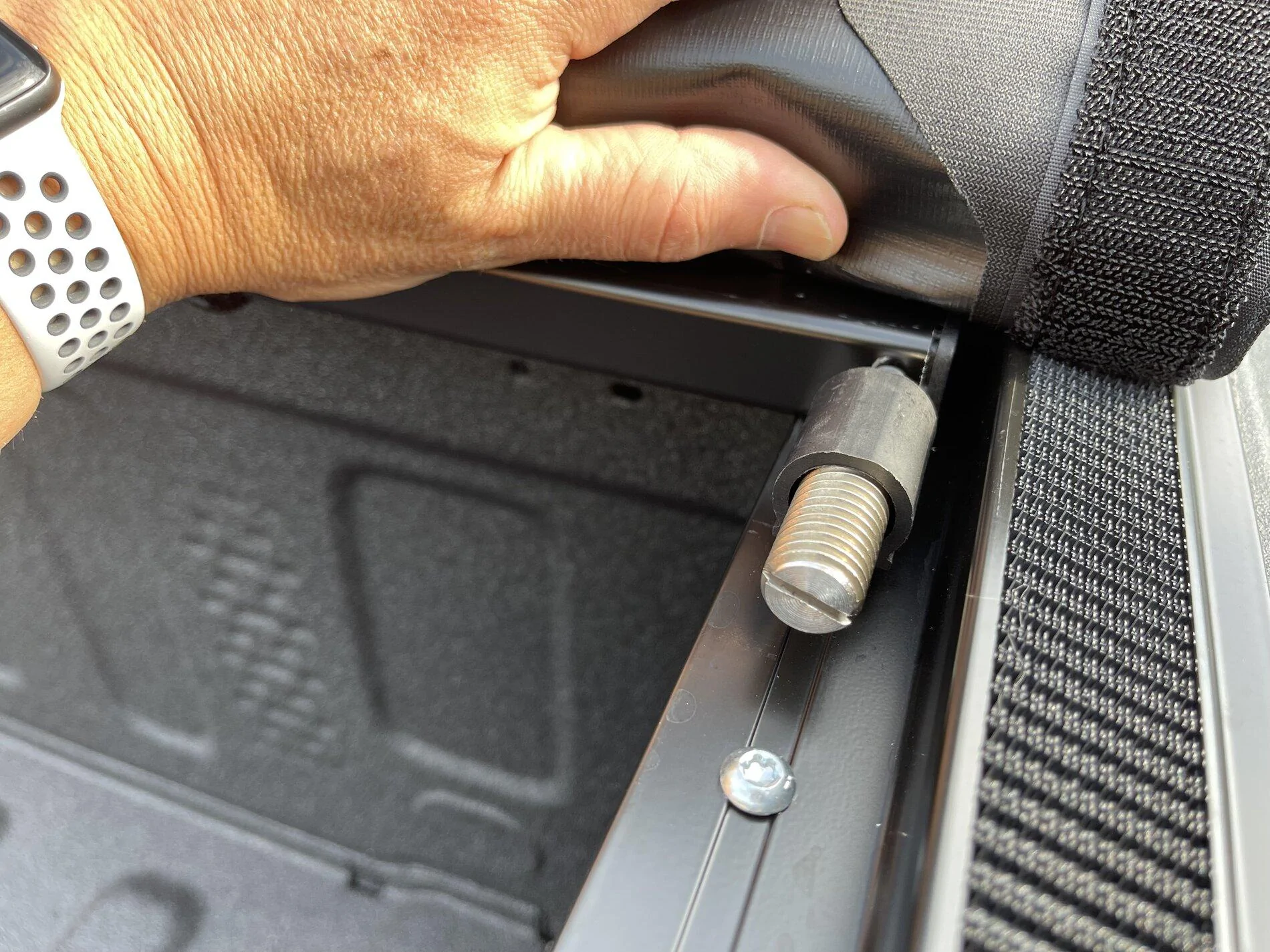 Jeep Gladiator Rugged Ridge soft rolling tonneau constantly unlatches at highway speeds IMG_4029