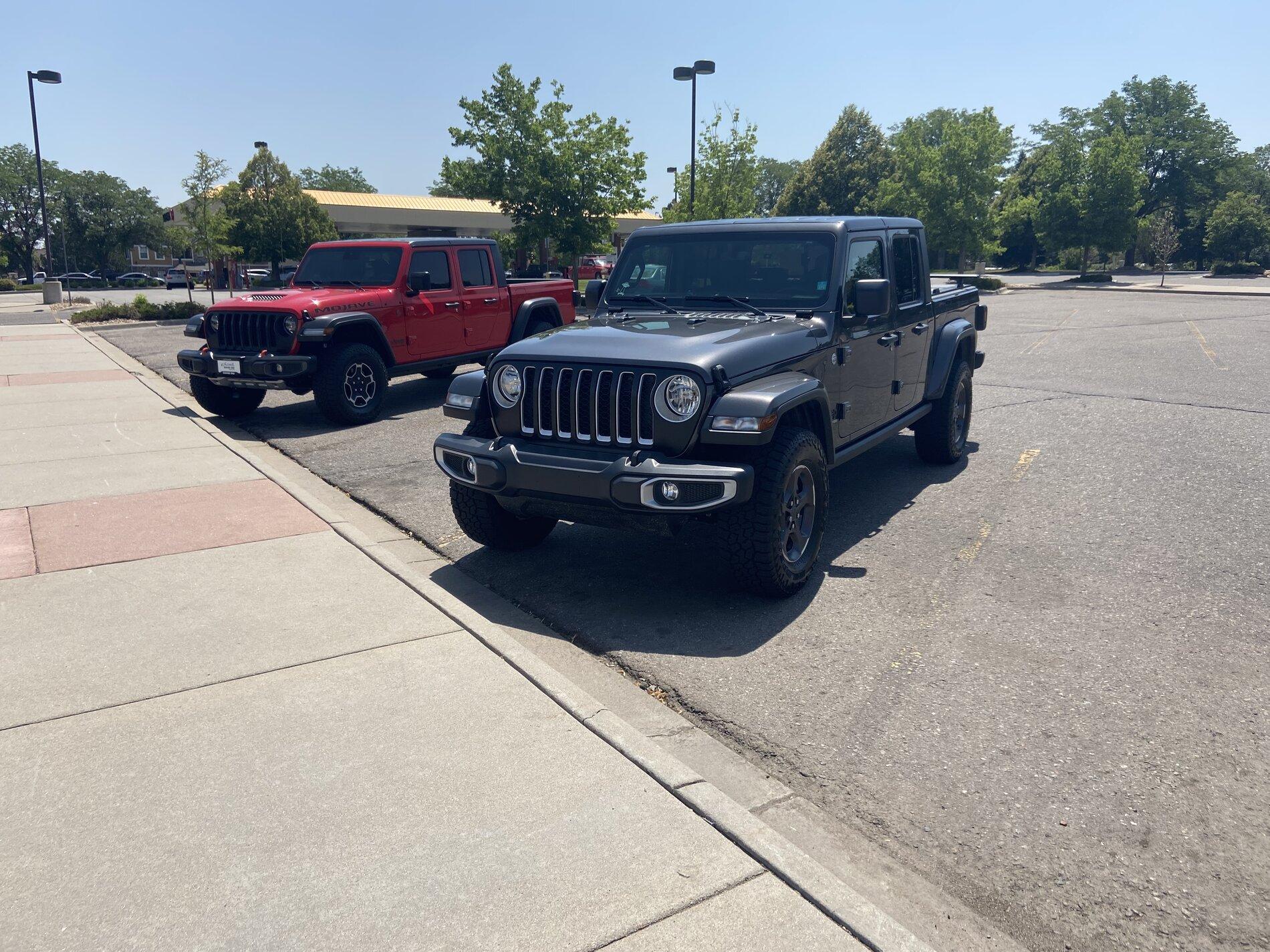 Jeep Gladiator Jeeps Parking Next To Jeeps 12A8F70E-3D38-4D86-B5FB-C654CFB9DD5F