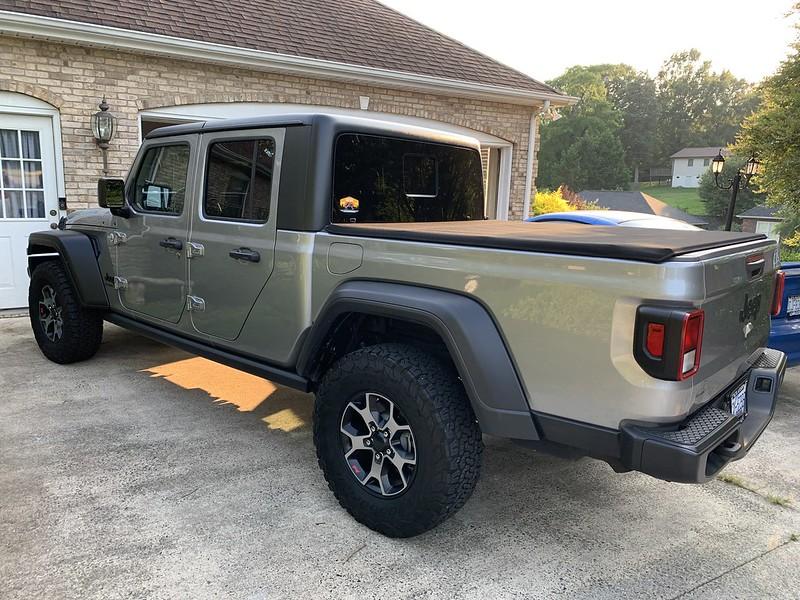 Jeep Gladiator Show me your sport and sport s with factory wheels and 33s. 51295796649_17eb1939d3_c