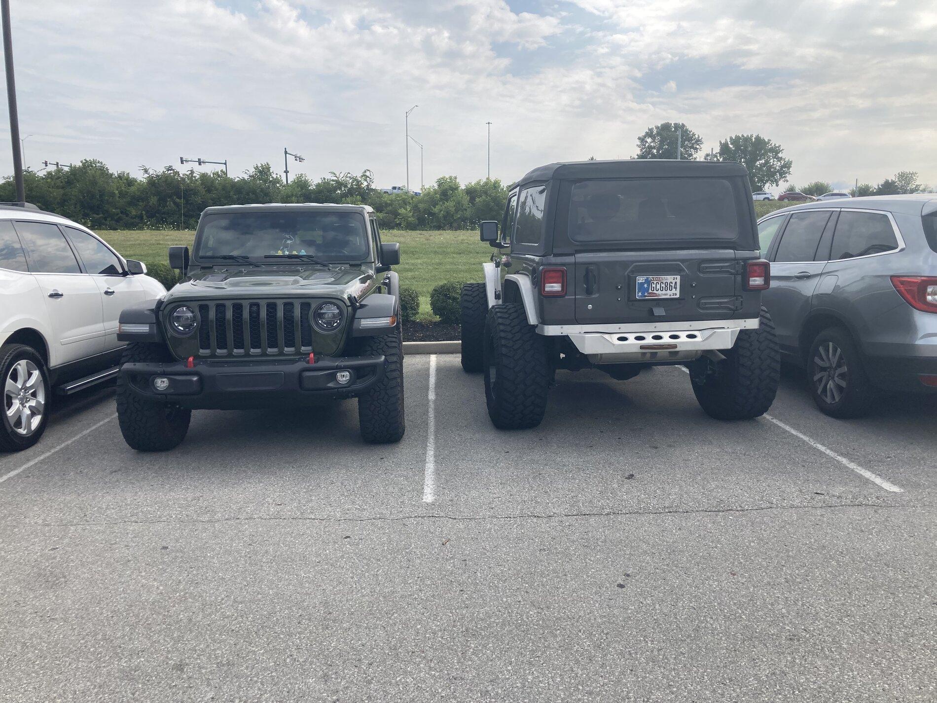 Jeep Gladiator Jeeps Parking Next To Jeeps 7B9B7E60-367B-4B9E-AF3C-D8B85B95F673