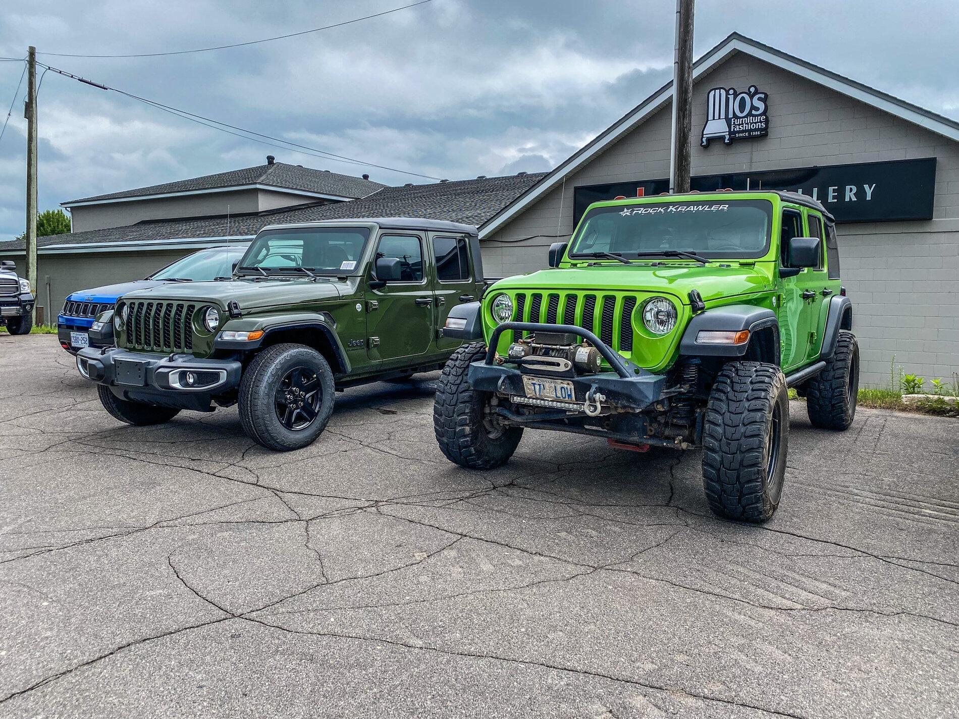 Jeep Gladiator Jeeps Parking Next To Jeeps BC886938-73BA-41AC-8B3B-B3A604331093