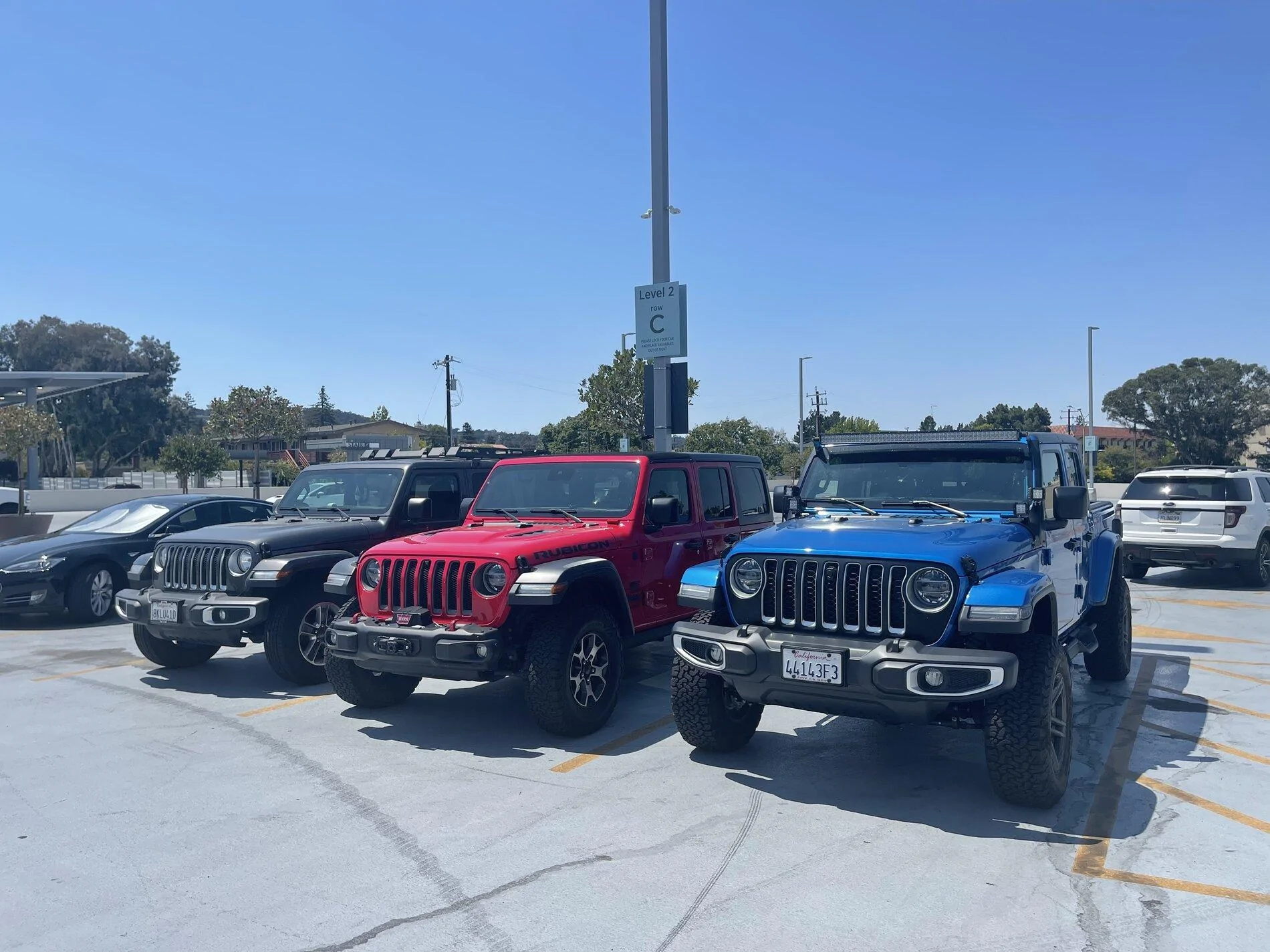 Jeep Gladiator Jeeps Parking Next To Jeeps E8C8C1DE-1353-439C-B4C8-82919BEC152B