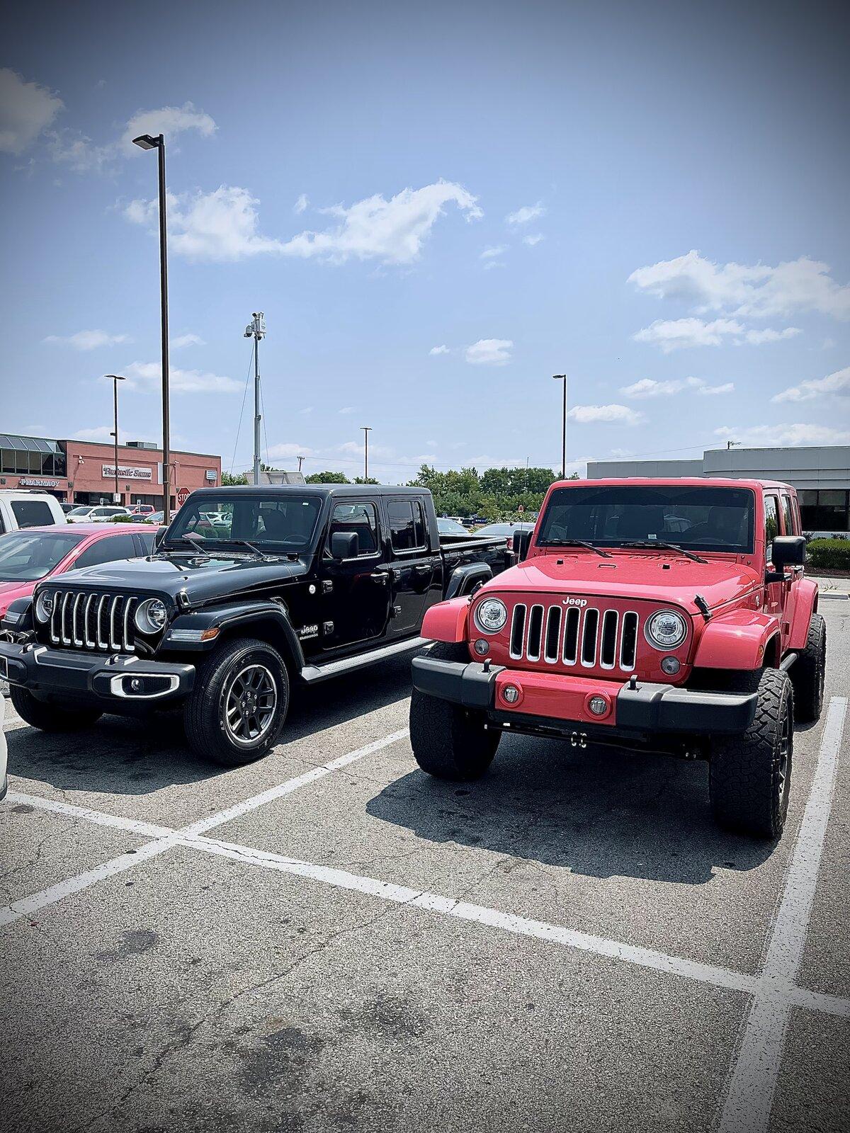 Jeep Gladiator Jeeps Parking Next To Jeeps C85348D3-782E-496E-AC05-CE3D77434482