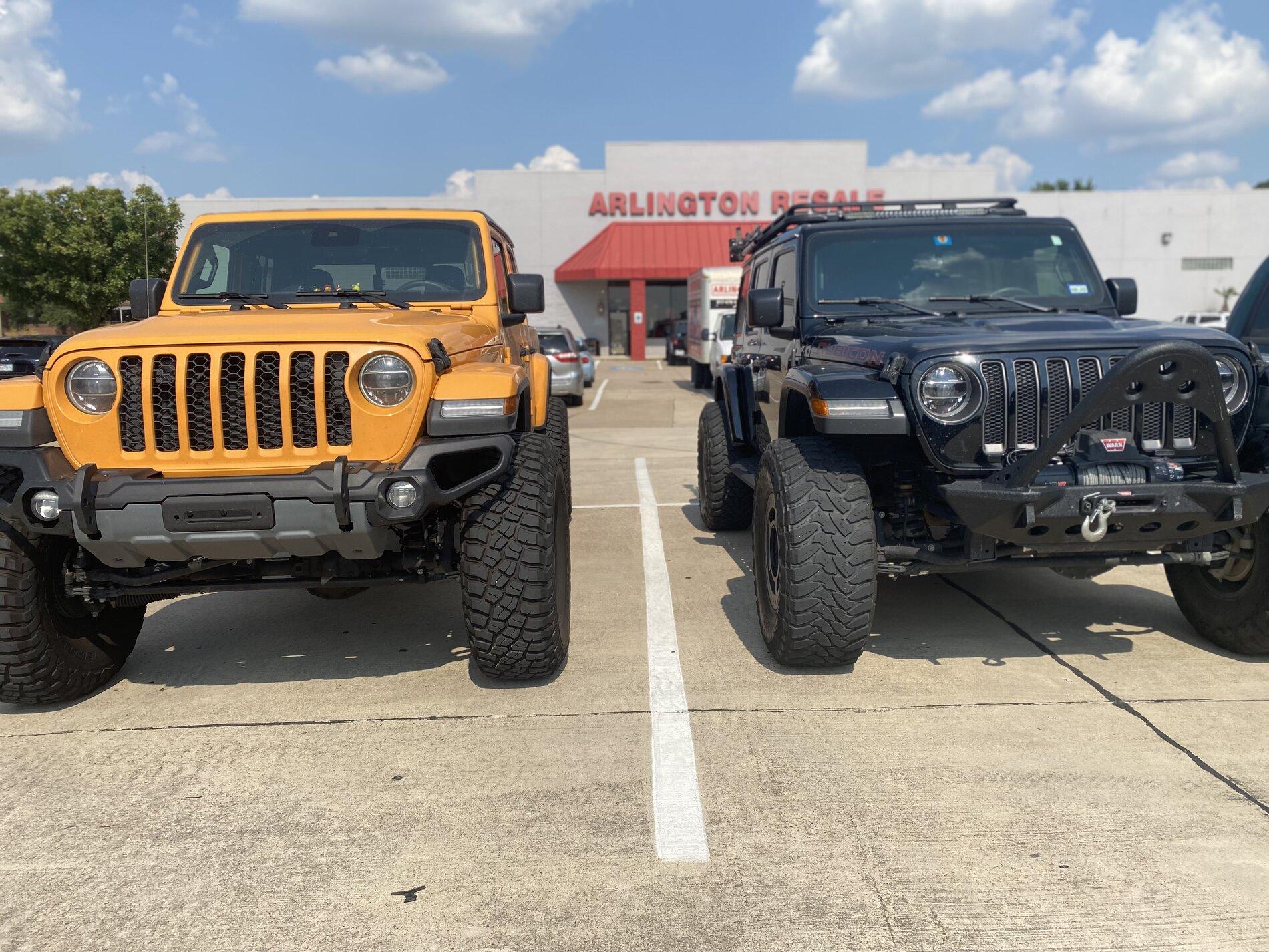 Jeep Gladiator Jeeps Parking Next To Jeeps 7B921A0B-089F-44D3-AACC-E9108C409A0D