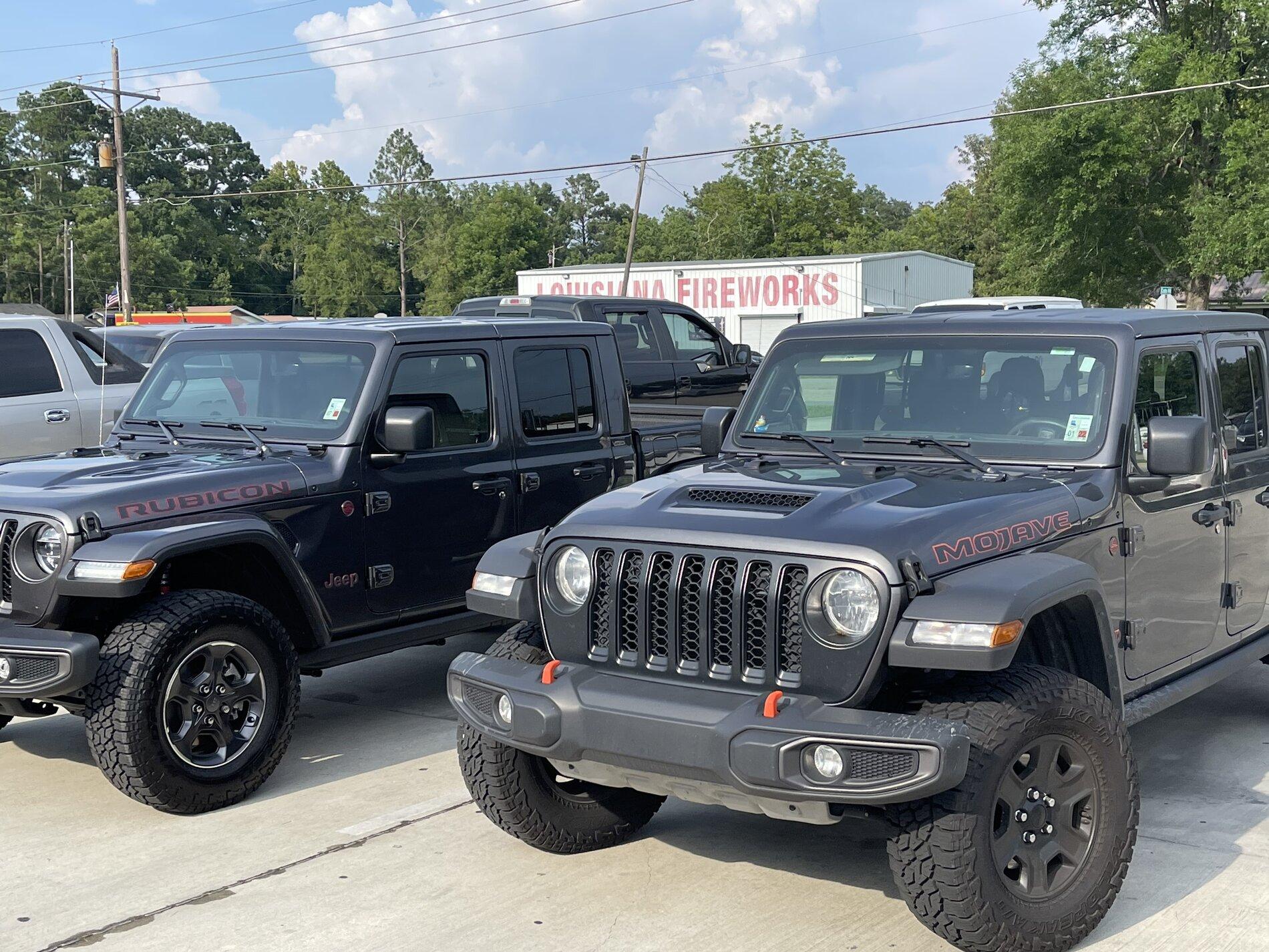 Jeep Gladiator Jeeps Parking Next To Jeeps F05AAB58-CCAE-48B4-AE4D-C4671382A002