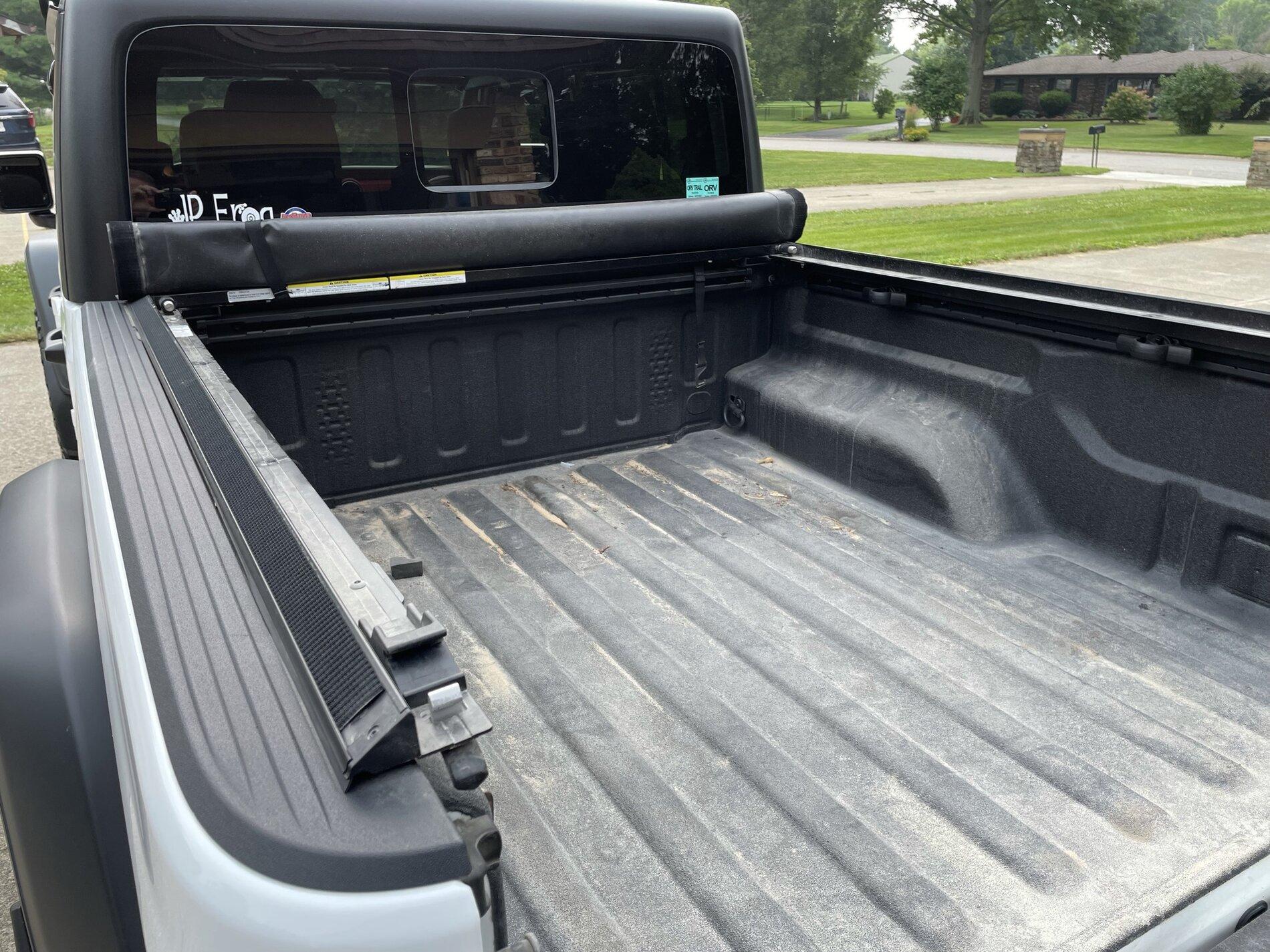 Jeep Gladiator Used Truxedo Lo-Pro Tonneau Cover IMG_1815.JPEG