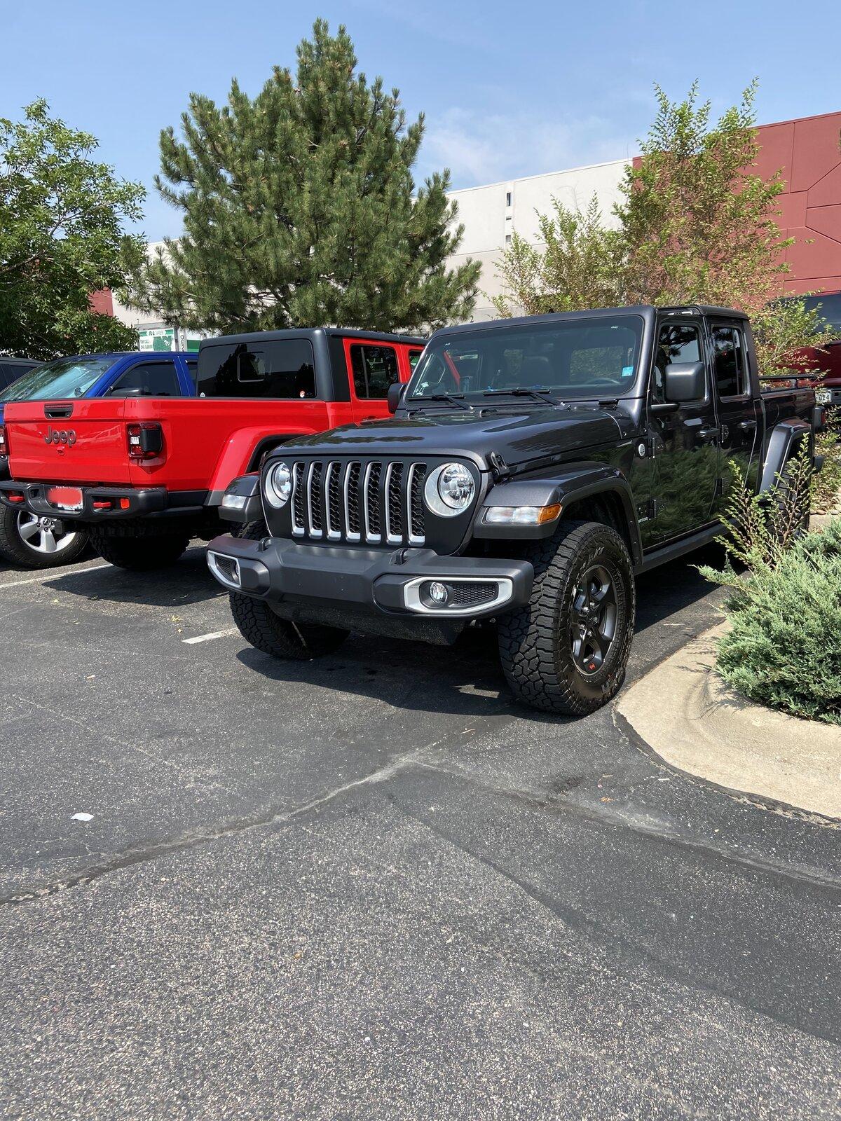 Jeep Gladiator Jeeps Parking Next To Jeeps 87F0A5CD-948D-4E4D-B885-365E2E9FCE6F