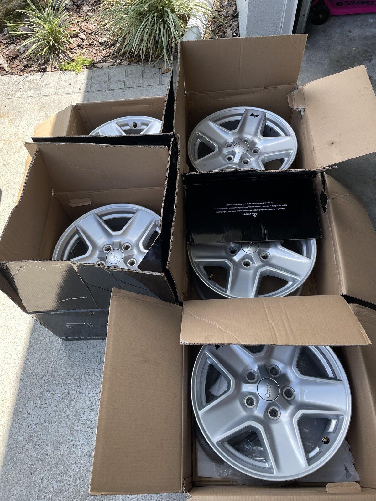 Jeep Gladiator Gladiator sport wheels (5) new take offs 413E8B8C-0716-45FD-A23C-AE9F8C9FCCAC