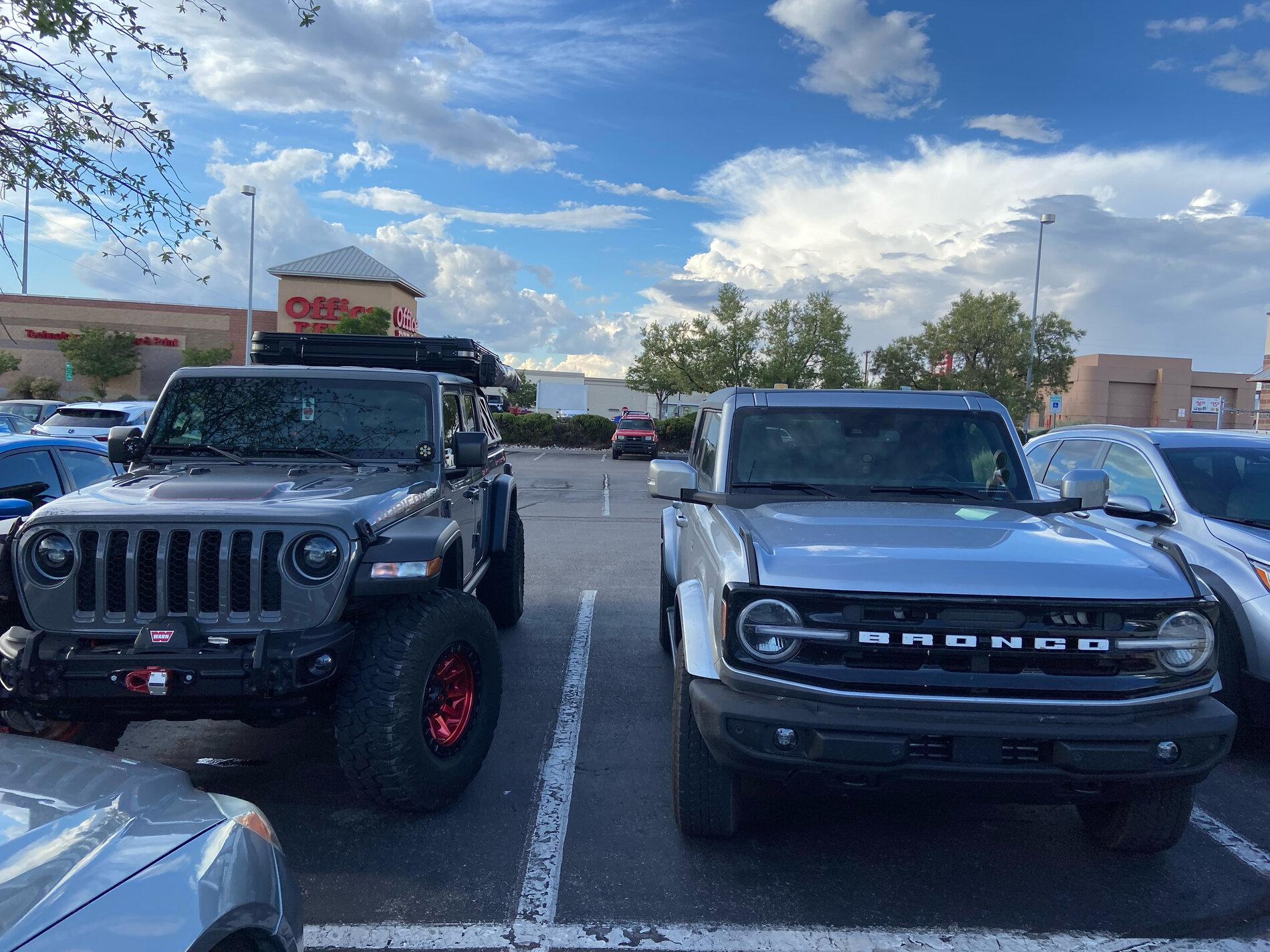 Jeep Gladiator 2021 Bronco 63BD33AC-73BE-485C-8910-B70AF94655C3