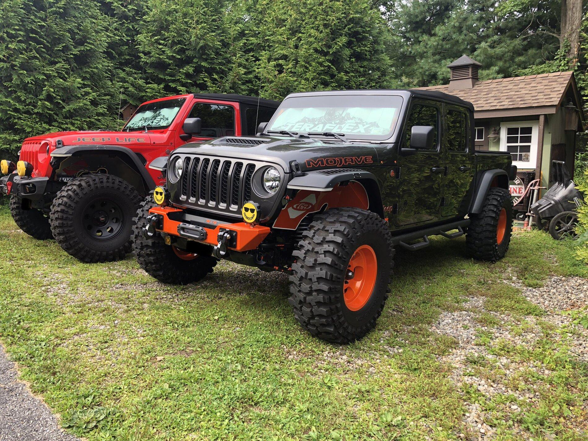 Jeep Gladiator Jeeps Parking Next To Jeeps DAD6DBA9-3BAC-4C01-94FE-085E0B4C3BCD