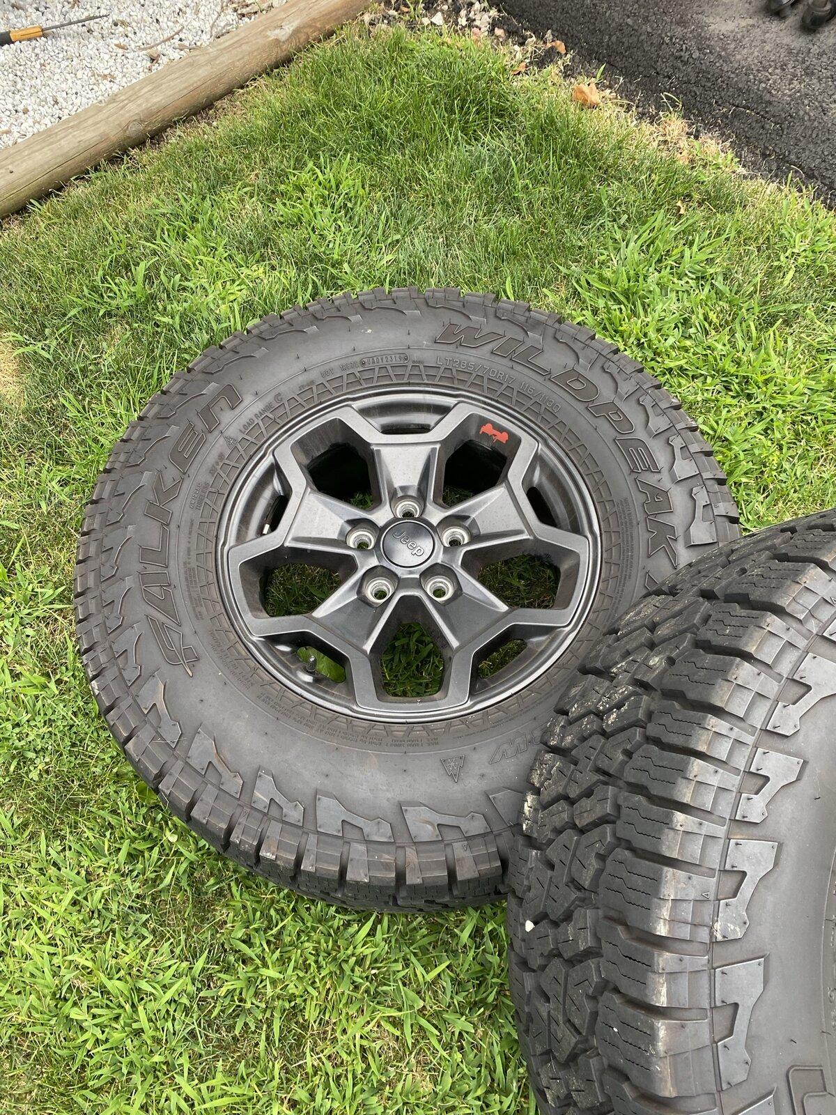 Jeep Gladiator LE RIMS/TIRES w TPMS B76E08B8-6036-4A14-81FC-E133ACF08A4D