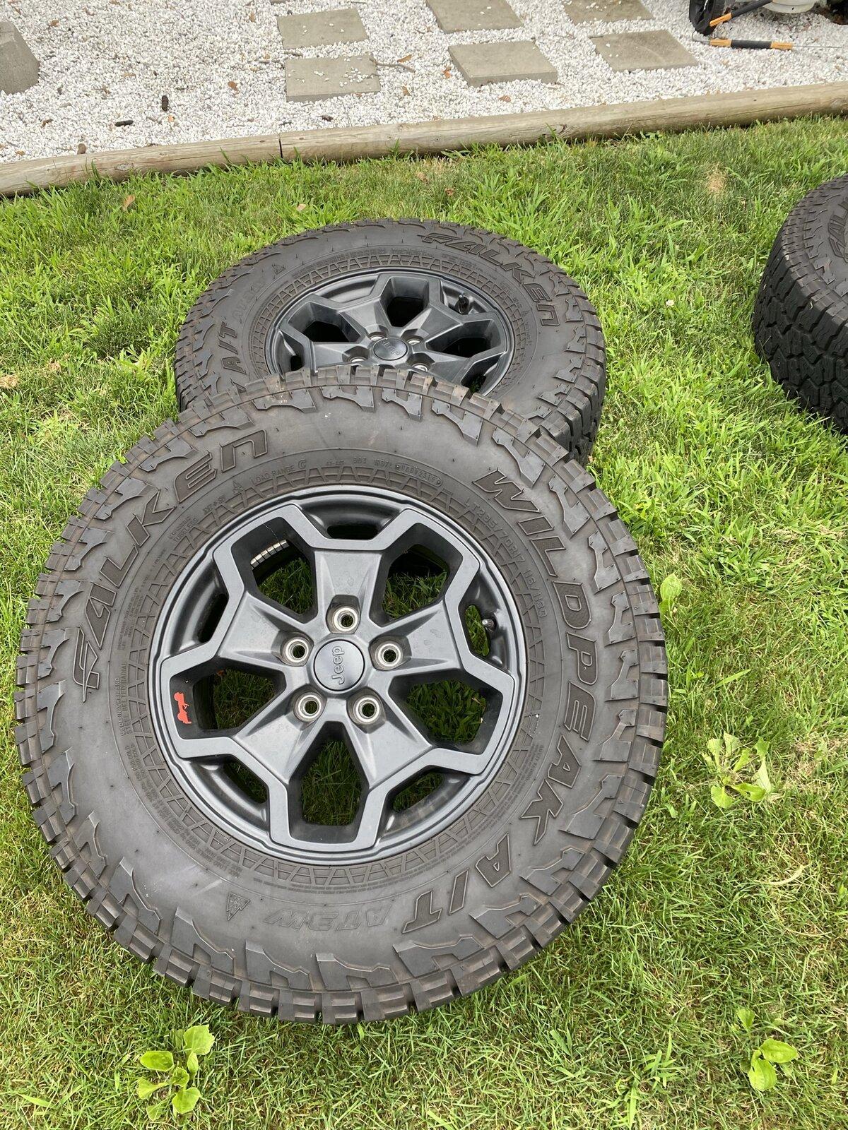 Jeep Gladiator LE RIMS/TIRES w TPMS 30036D3C-A24A-4FA3-93A5-4A5B11DB8C27