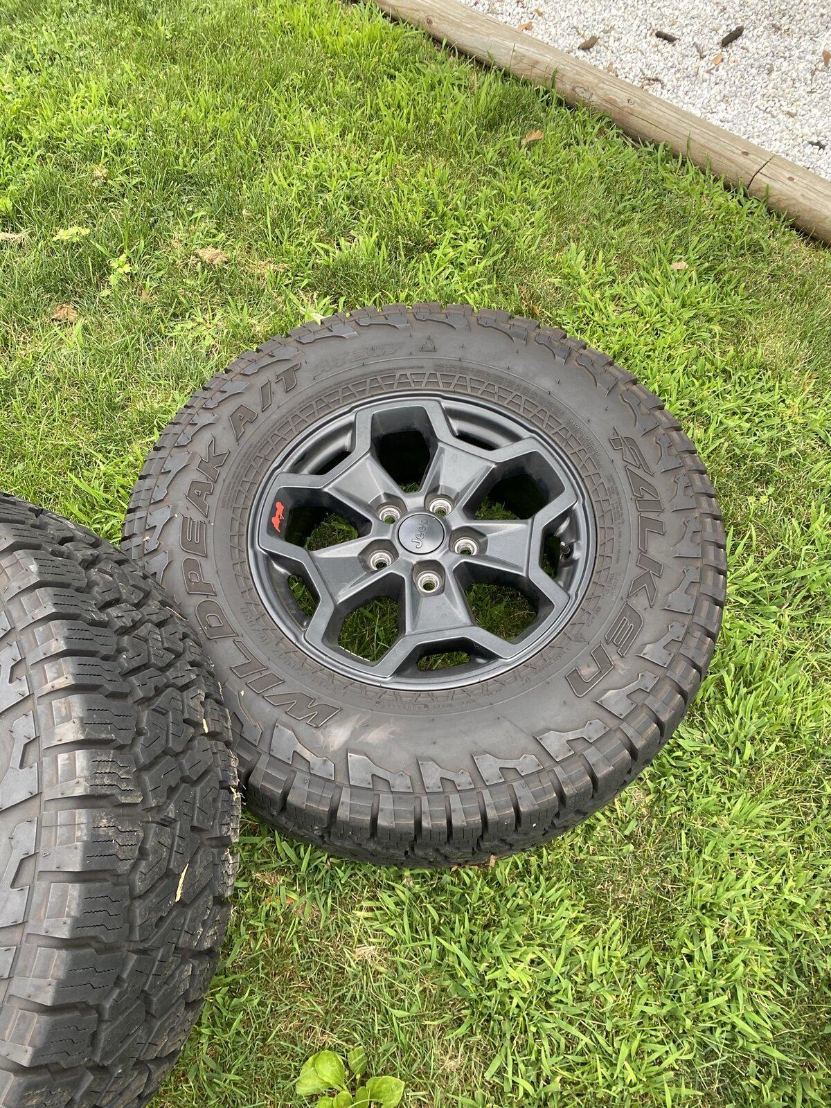 Jeep Gladiator LE RIMS/TIRES w TPMS 1A29CD5A-9DFC-4A38-A4A1-810468A57DC9