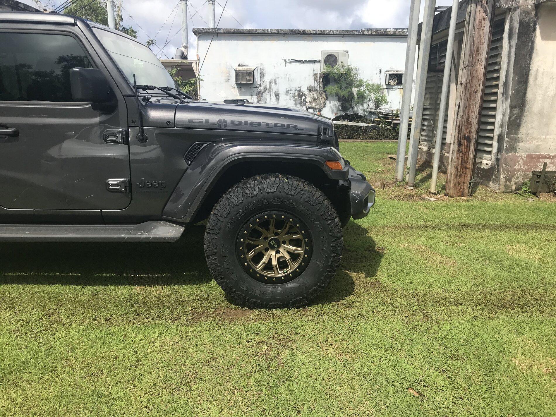 Jeep Gladiator Let’s see granite crystal jt’s with aftermarket wheels please IMG_1414.JPG