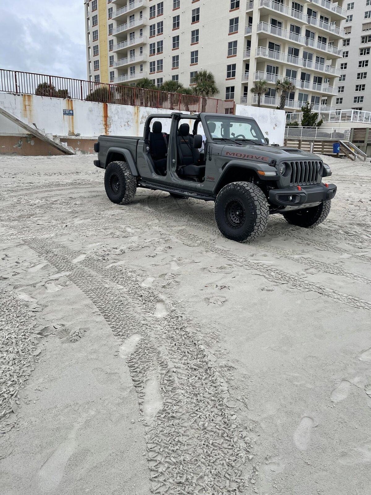 Jeep Gladiator STING GRAY Gladiator JT Club 754D9EDC-ECB9-4853-A717-4B1E1042D861