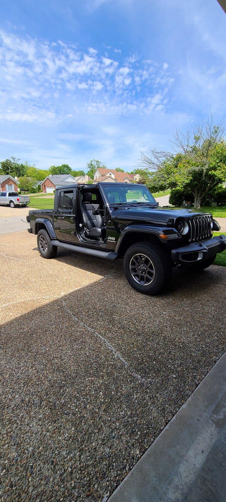 Jeep Gladiator Does anyone have 275/70/18 KO2s on their Overland? 20210515_145339