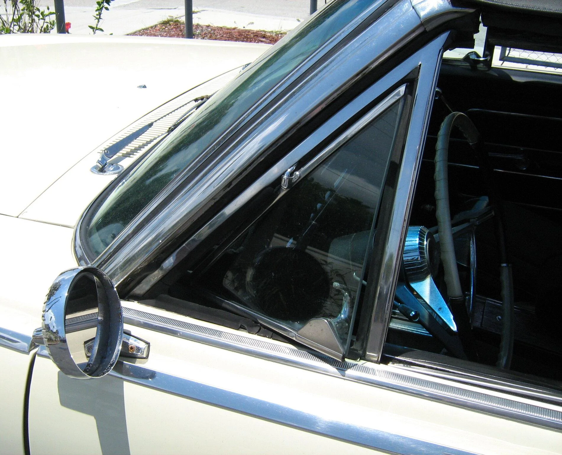 Jeep Gladiator Rear Window (Hardtop) Mod ?? 1965_AMC_Ambassador_detail_of_vent_windo