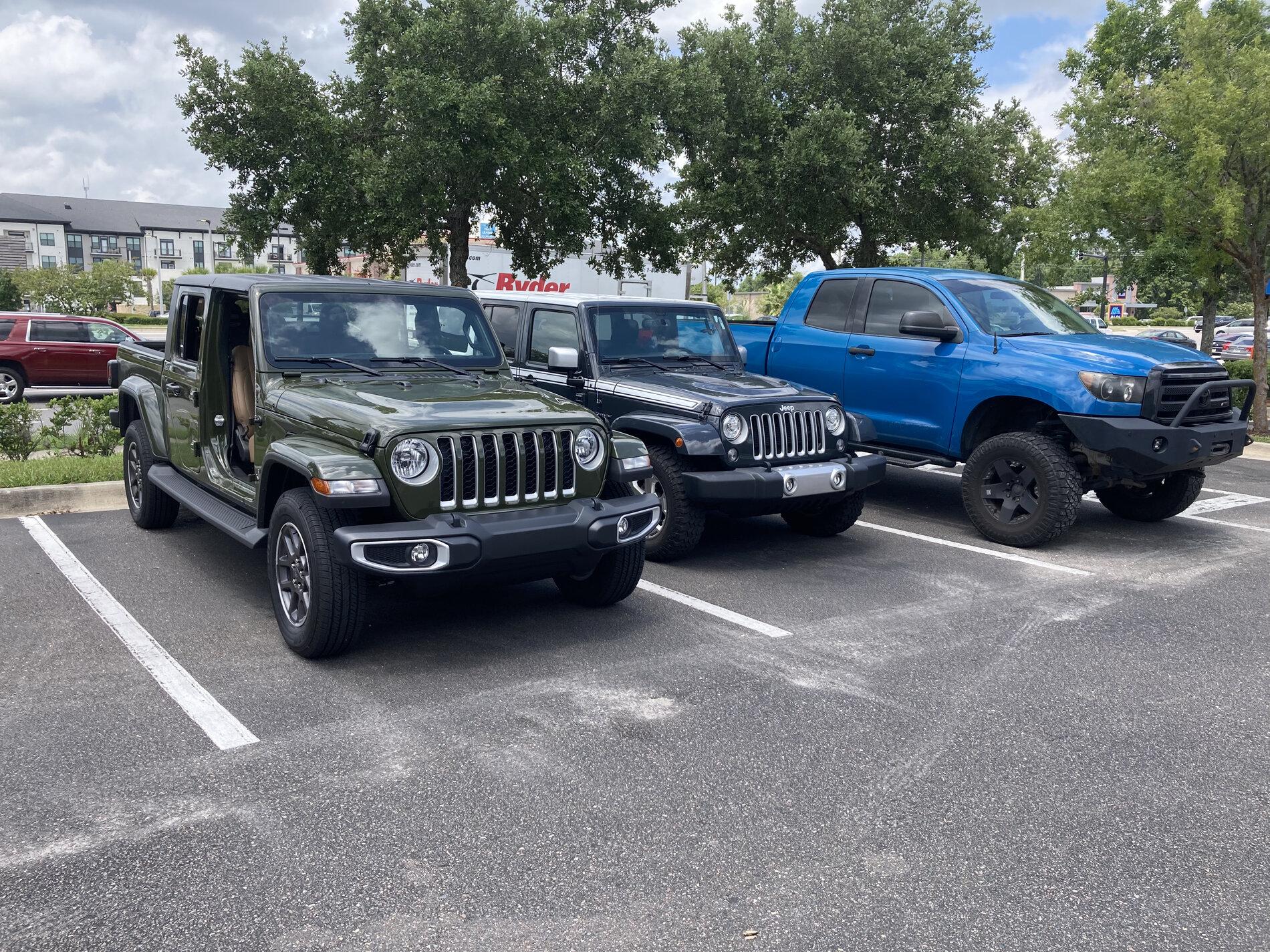 Jeep Gladiator Jeeps Parking Next To Jeeps 41B66593-030E-4EB6-8578-03008A053E55