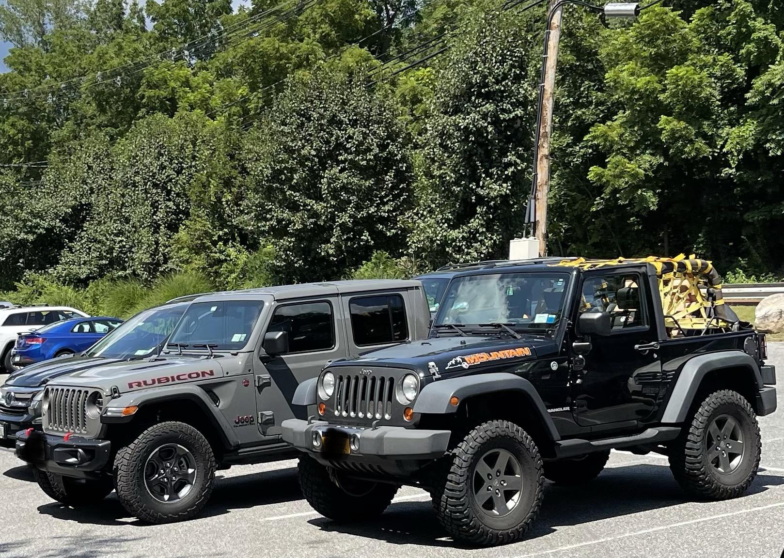 Jeep Gladiator Jeeps Parking Next To Jeeps 2B8A0F17-6E66-448E-8353-57E258BBAEE3