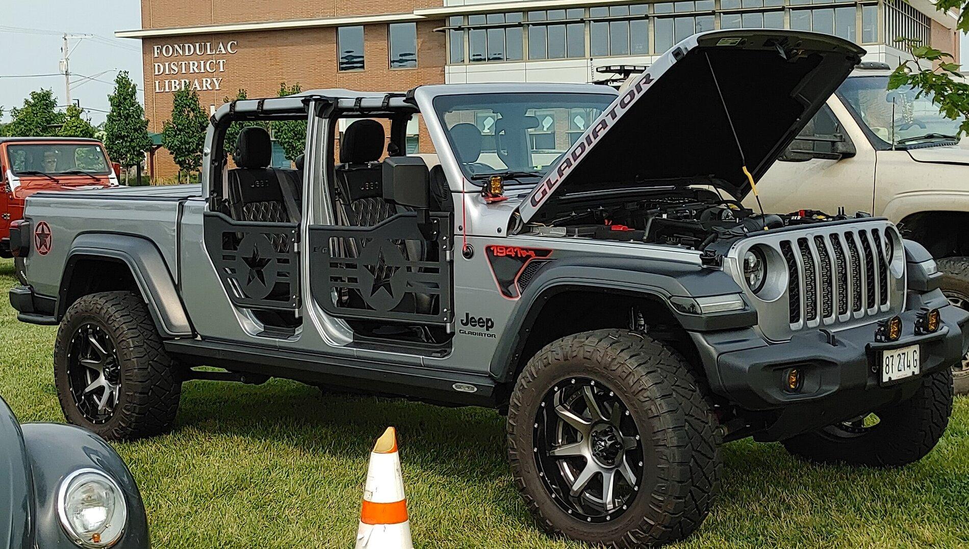 Jeep Gladiator Fun going topless 0807210936~2