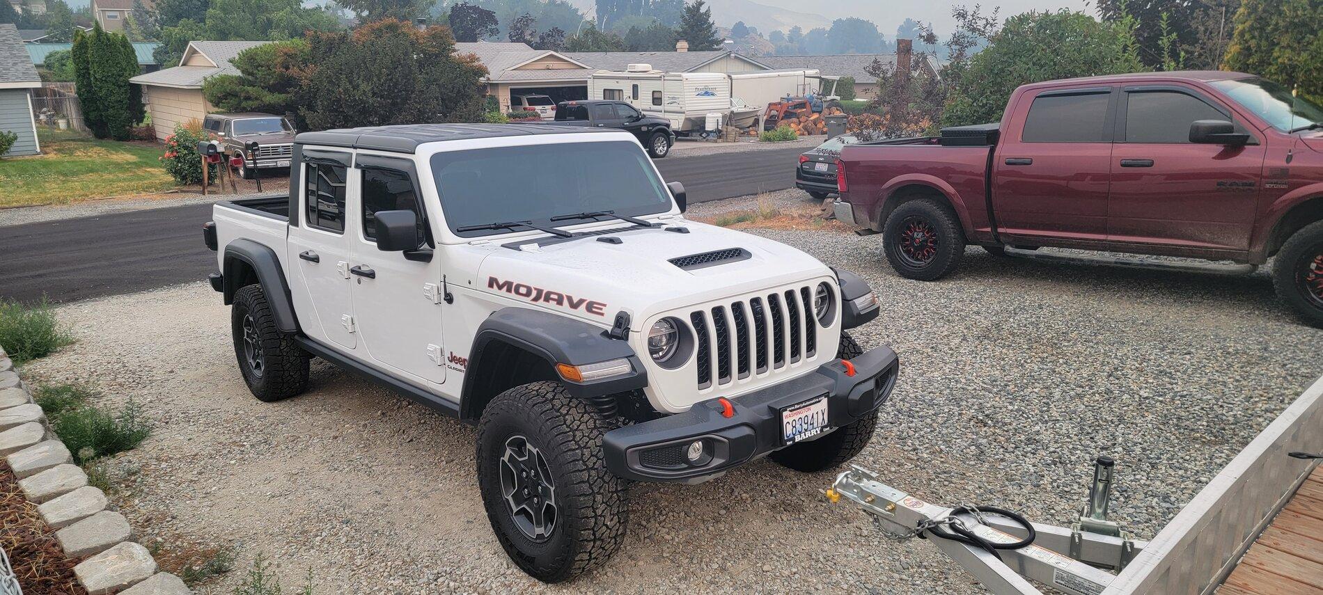 Jeep Gladiator BRIGHT WHITE Gladiator JT Club 28CF14F2-F1DB-47E0-9CDB-3AF93D35D777
