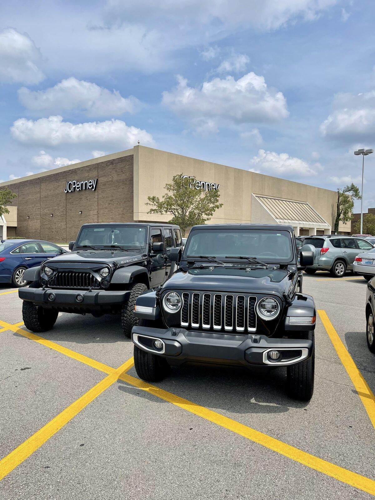 Jeep Gladiator Jeeps Parking Next To Jeeps 6C967CBD-39EB-4329-AA80-0FFCAFB3EFE9