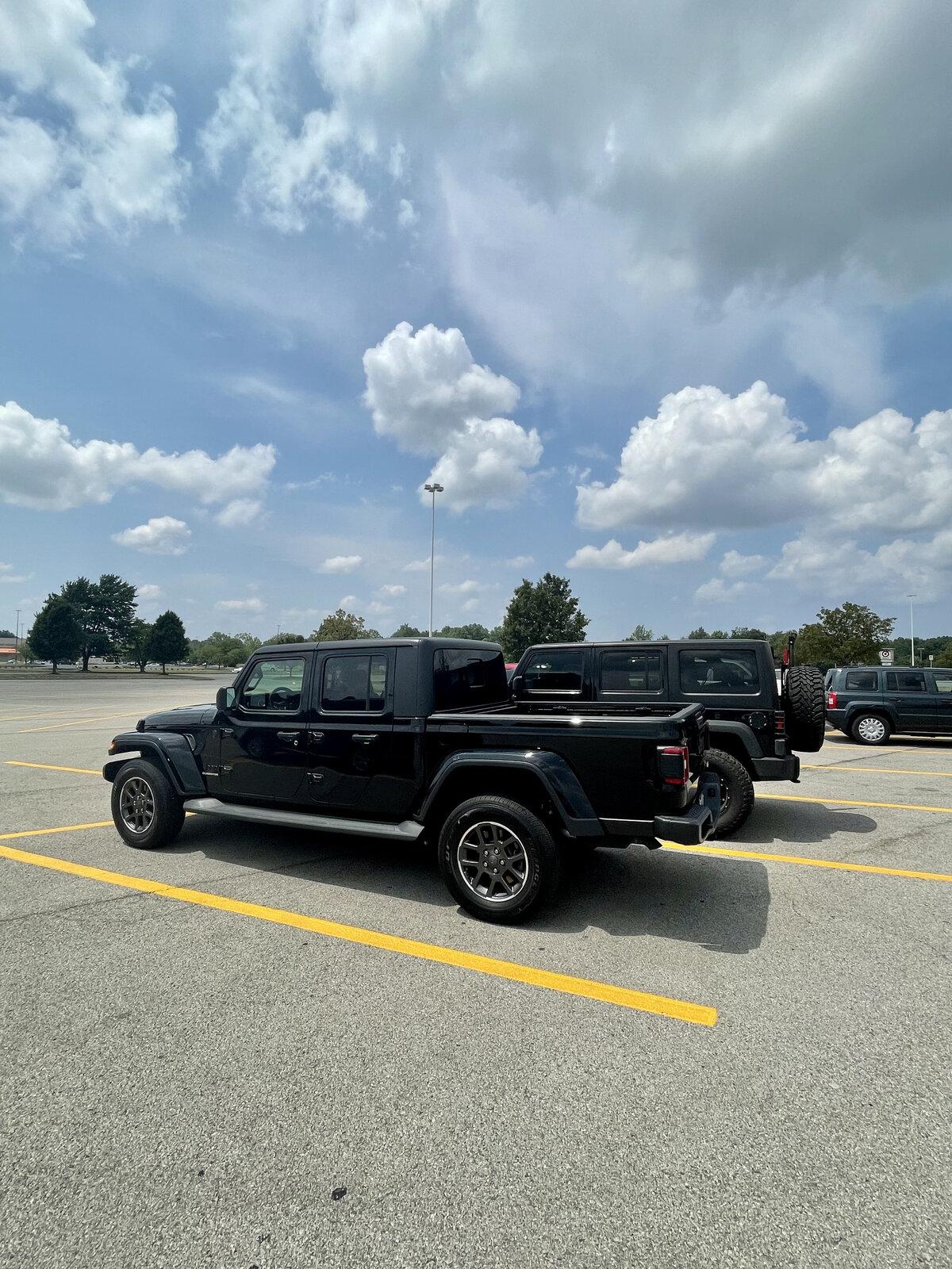 Jeep Gladiator Jeeps Parking Next To Jeeps 9D7E17AF-D988-4A17-AEAE-A6B91F208868
