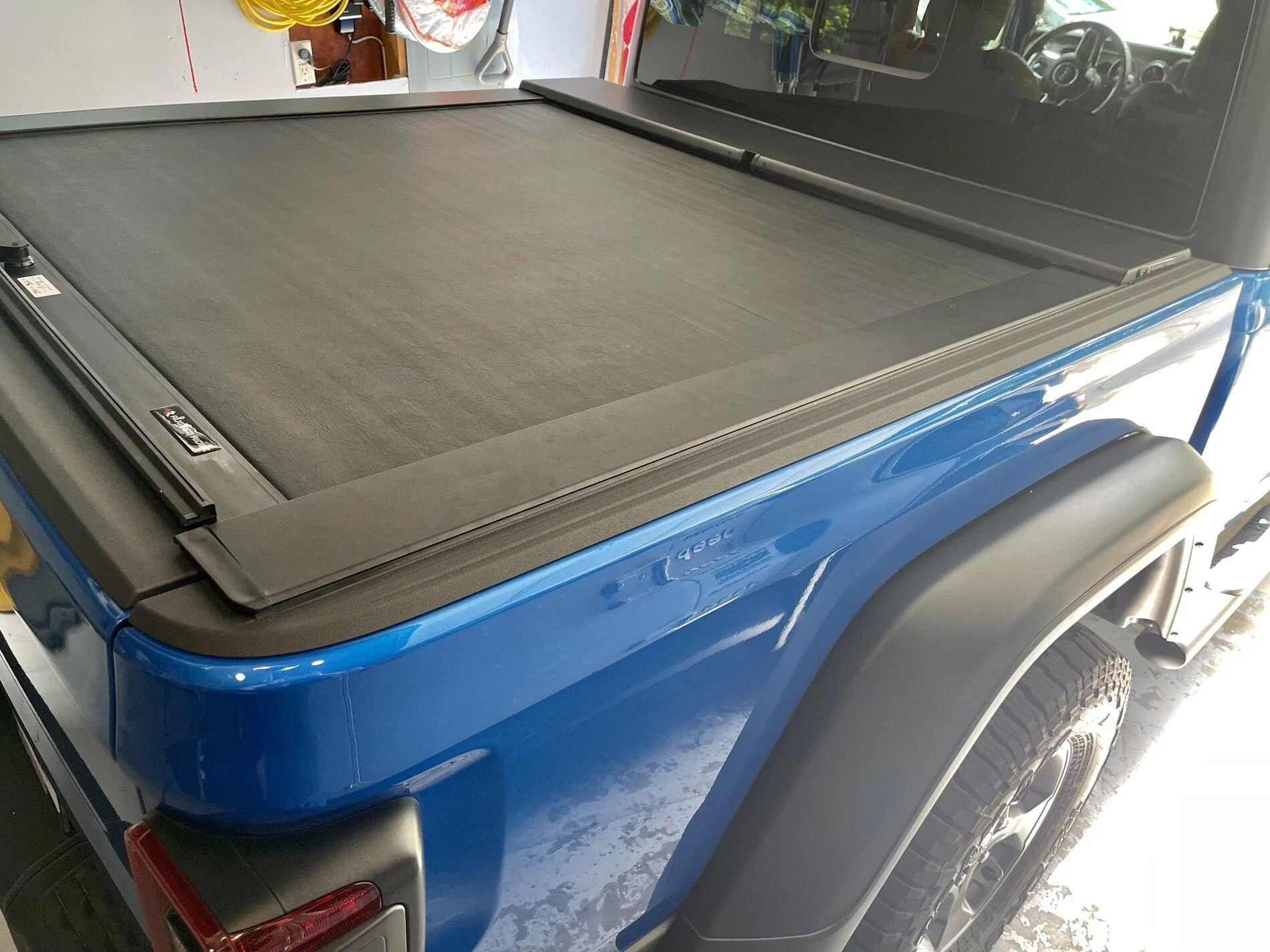 Jeep Gladiator Rugged Ridge Armis Retractable bed cover = Roll-N-Lock M-series bed cover?? 2C181235-DFAF-485B-83AD-B468B9890E3C