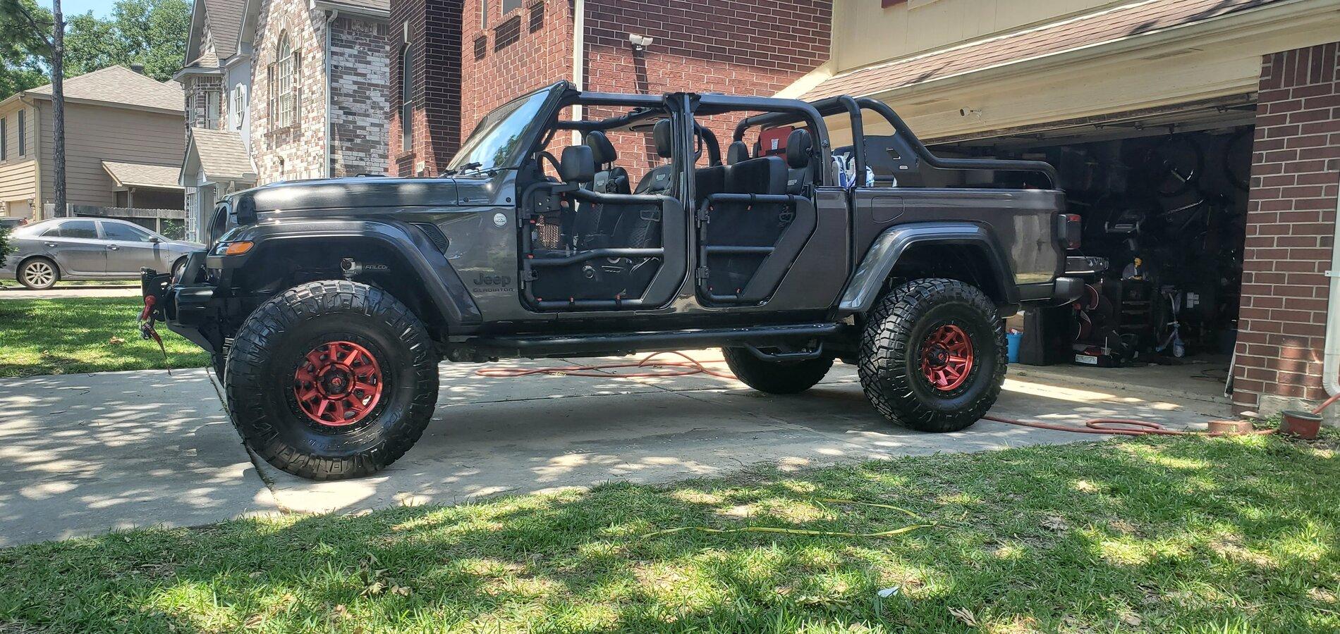 Jeep Gladiator Maximus 3 Sports Bar installed - and at a Jeep Show. 20210514_135814