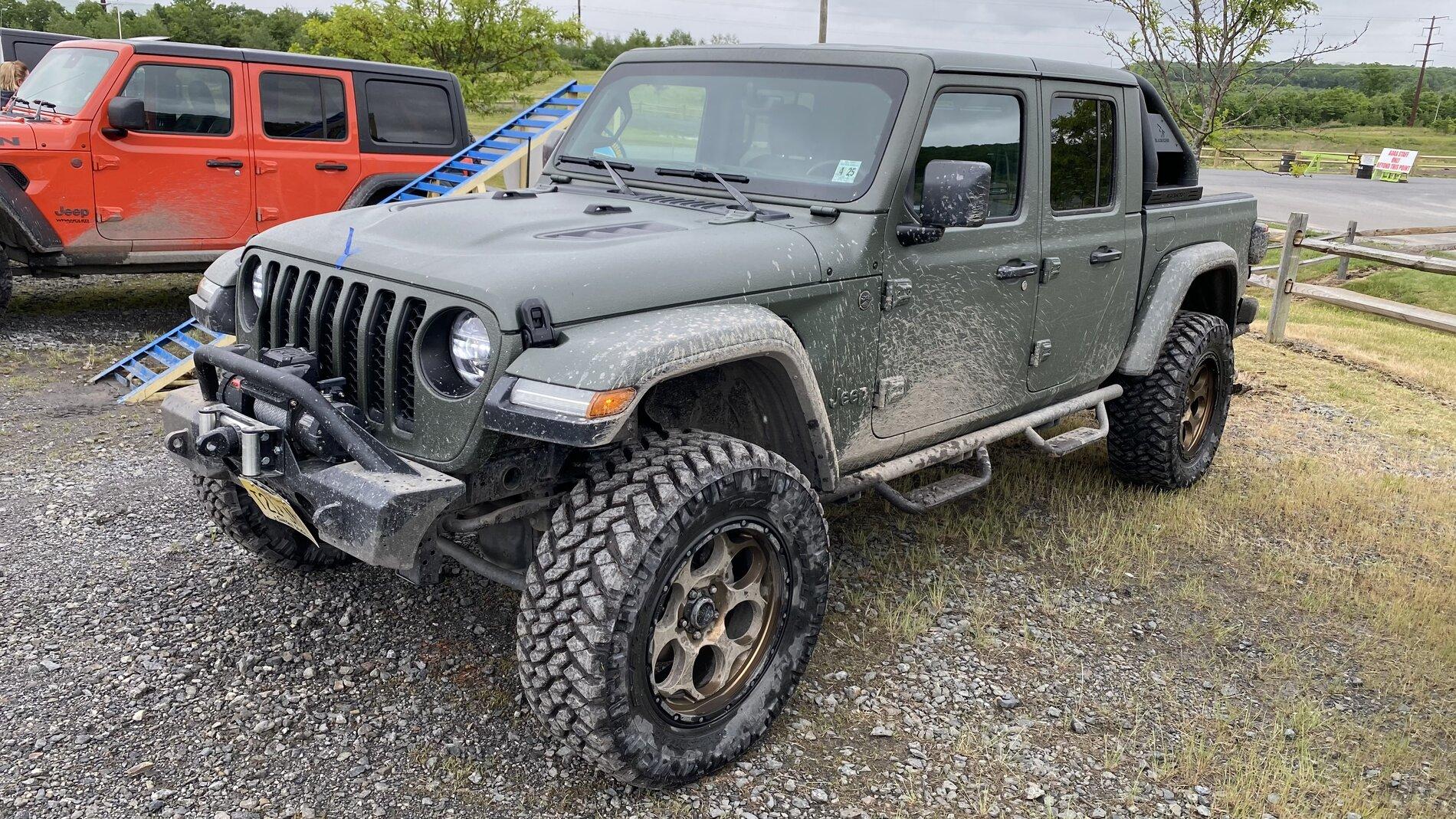 Jeep Gladiator Gladiator Glamour Shots 40FA91D7-D0FD-4536-9B41-A48E3E54776B