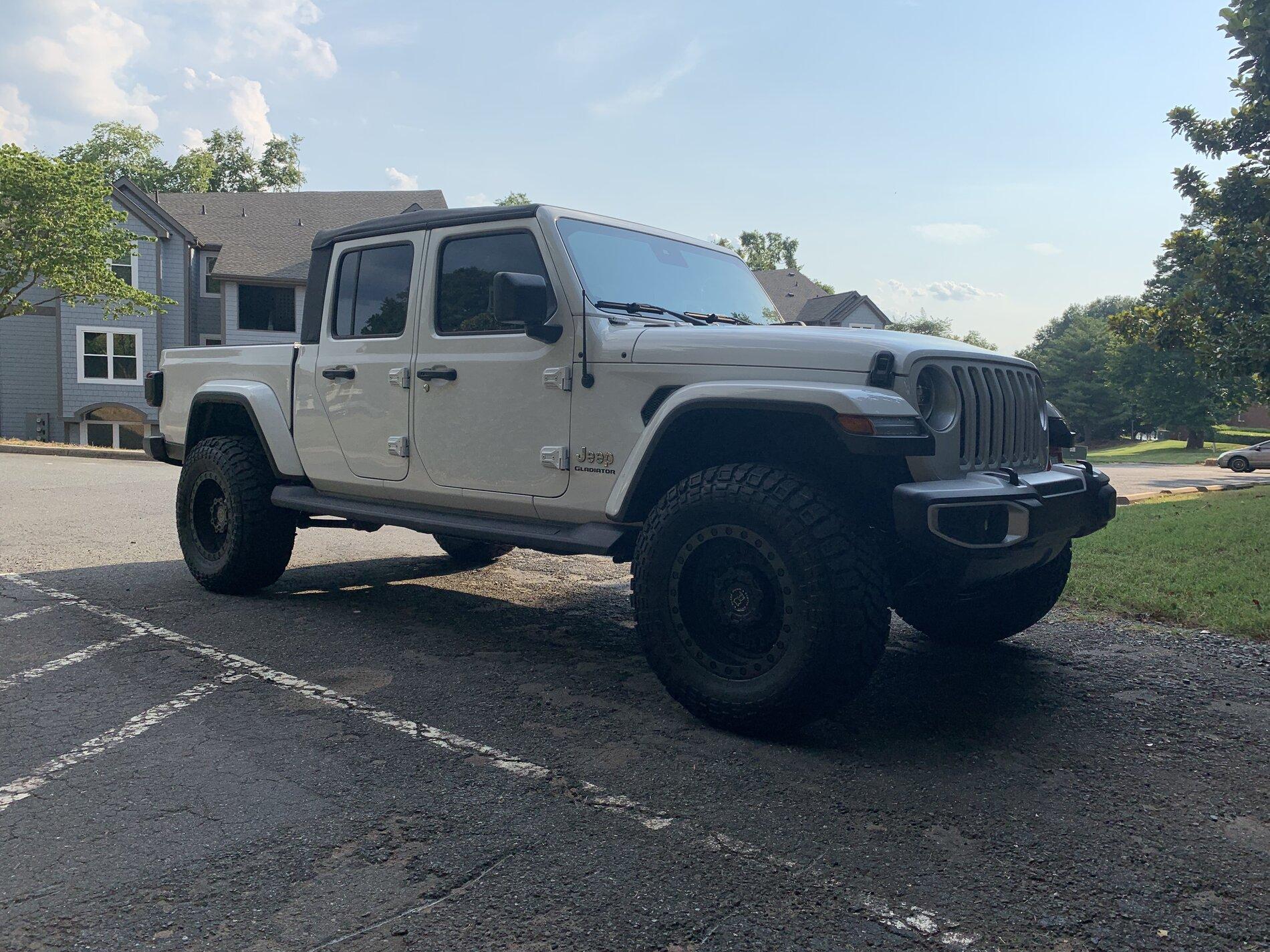 Jeep Gladiator BRIGHT WHITE Gladiator JT Club 91F153FC-E224-4A11-8793-BFA7D4458746