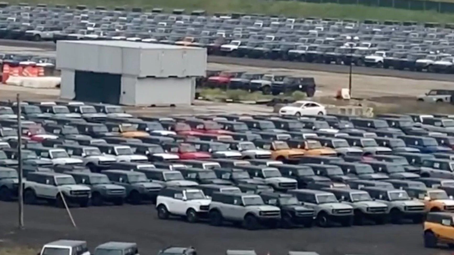 Jeep Gladiator LOL - Every 2021 Ford Bronco With a Hardtop Needs a New One bronco-delayed-again-lead[1]