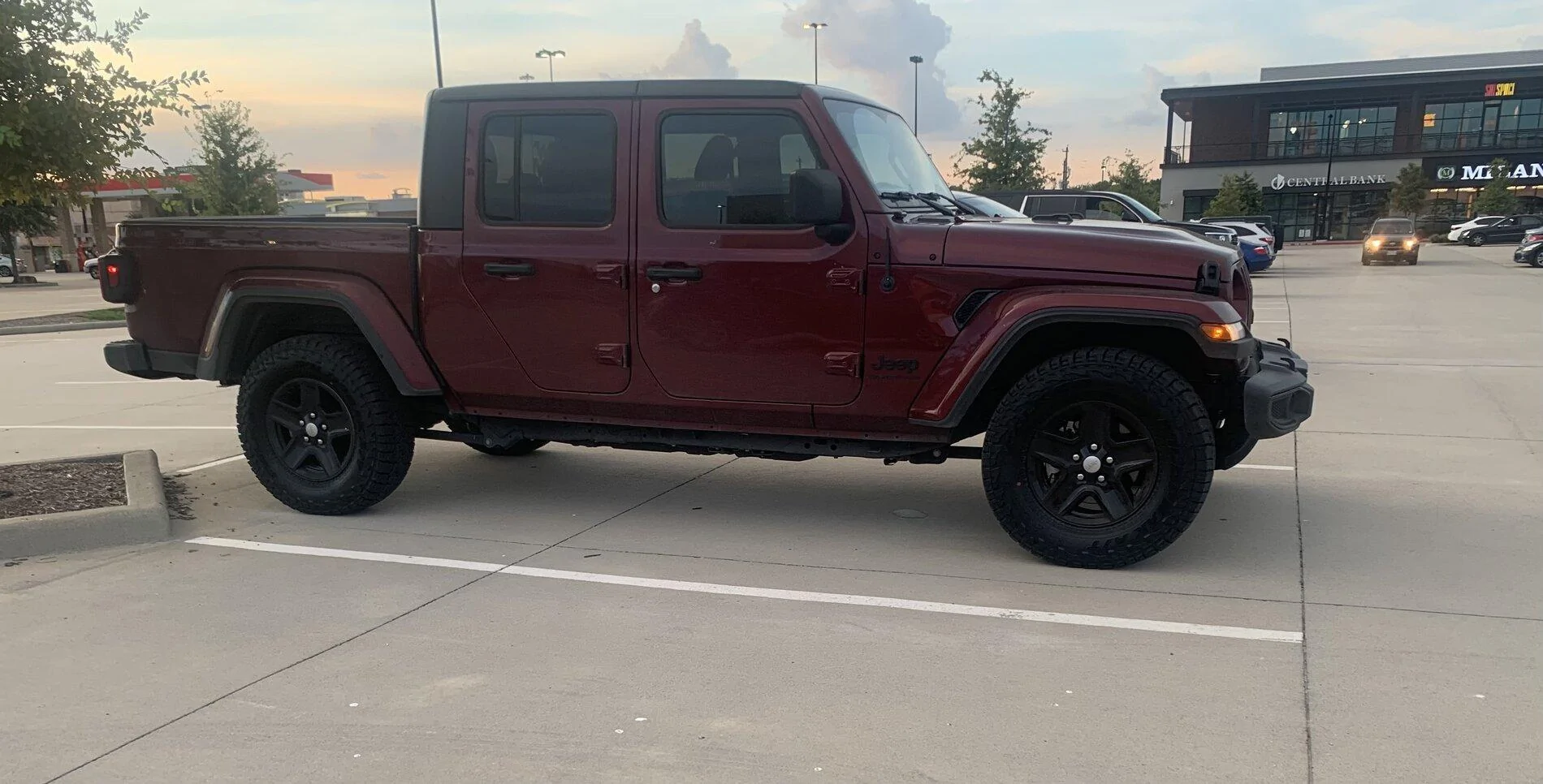 Jeep Gladiator bigger tires on unlifted Sport S C89D2961-65FF-45CA-972F-901753F01724