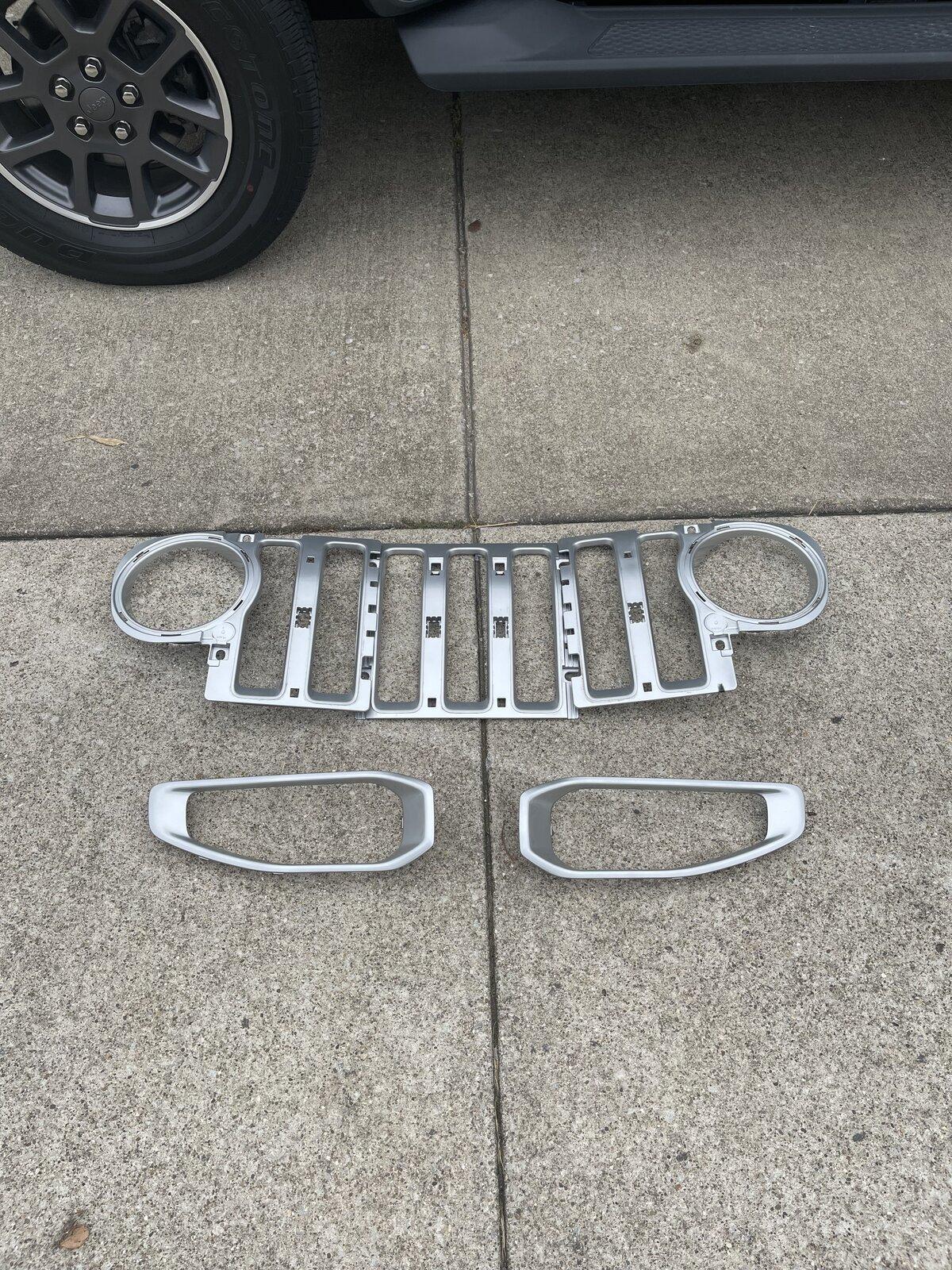 Jeep Gladiator Free Silver Grille And Front Bumper trim inserts & stock Antenna DFD2EC66-7137-40D6-869E-7BA817C65DAD